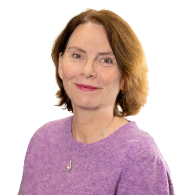 Portrett av kvinne med halvlang brunt hår og lilla genser.