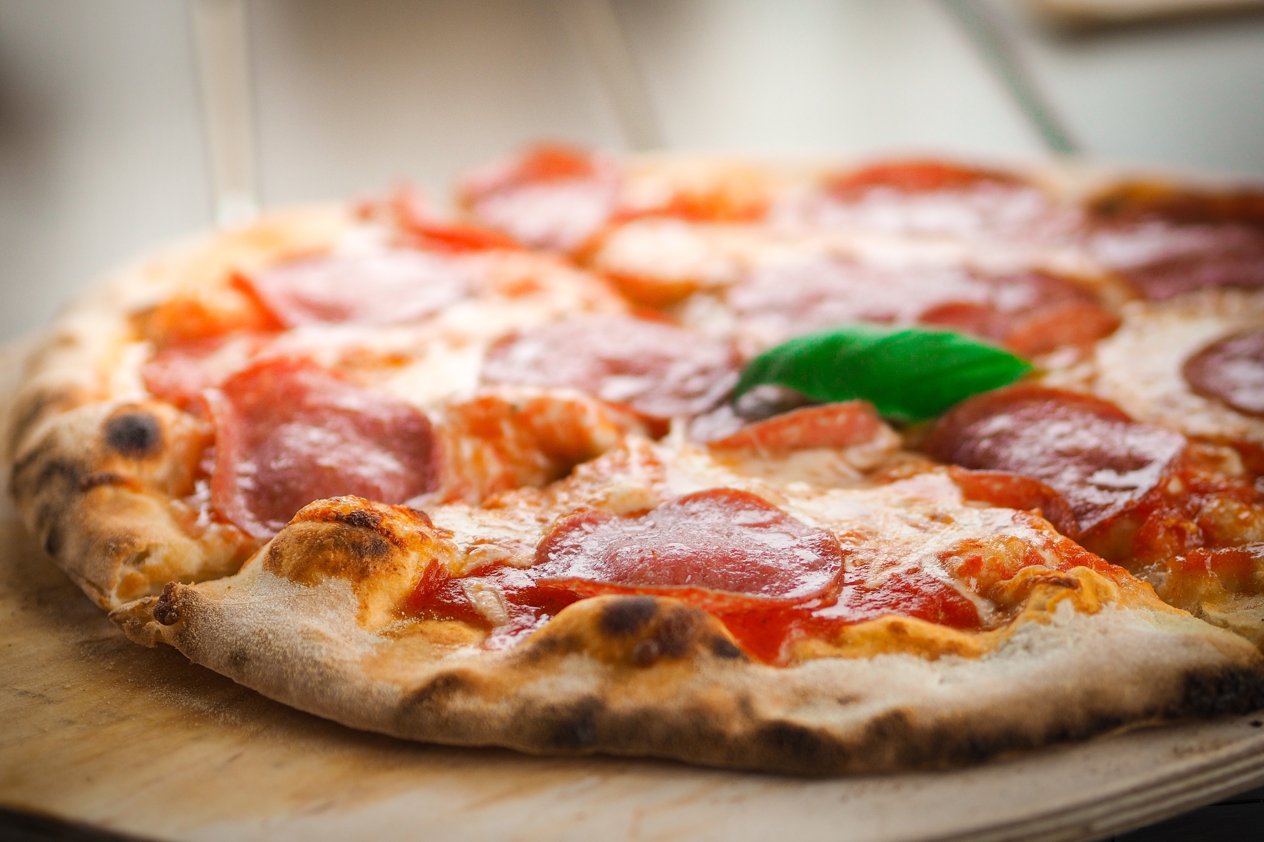 Rykende fersk pizza foto:GettyImages
