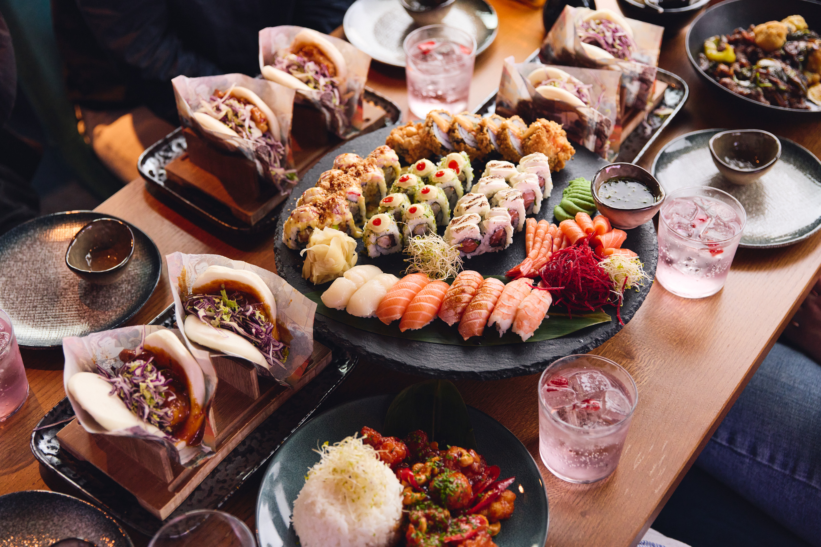 Et dekket bord med bao og sushi - hos Sumo restauranter.