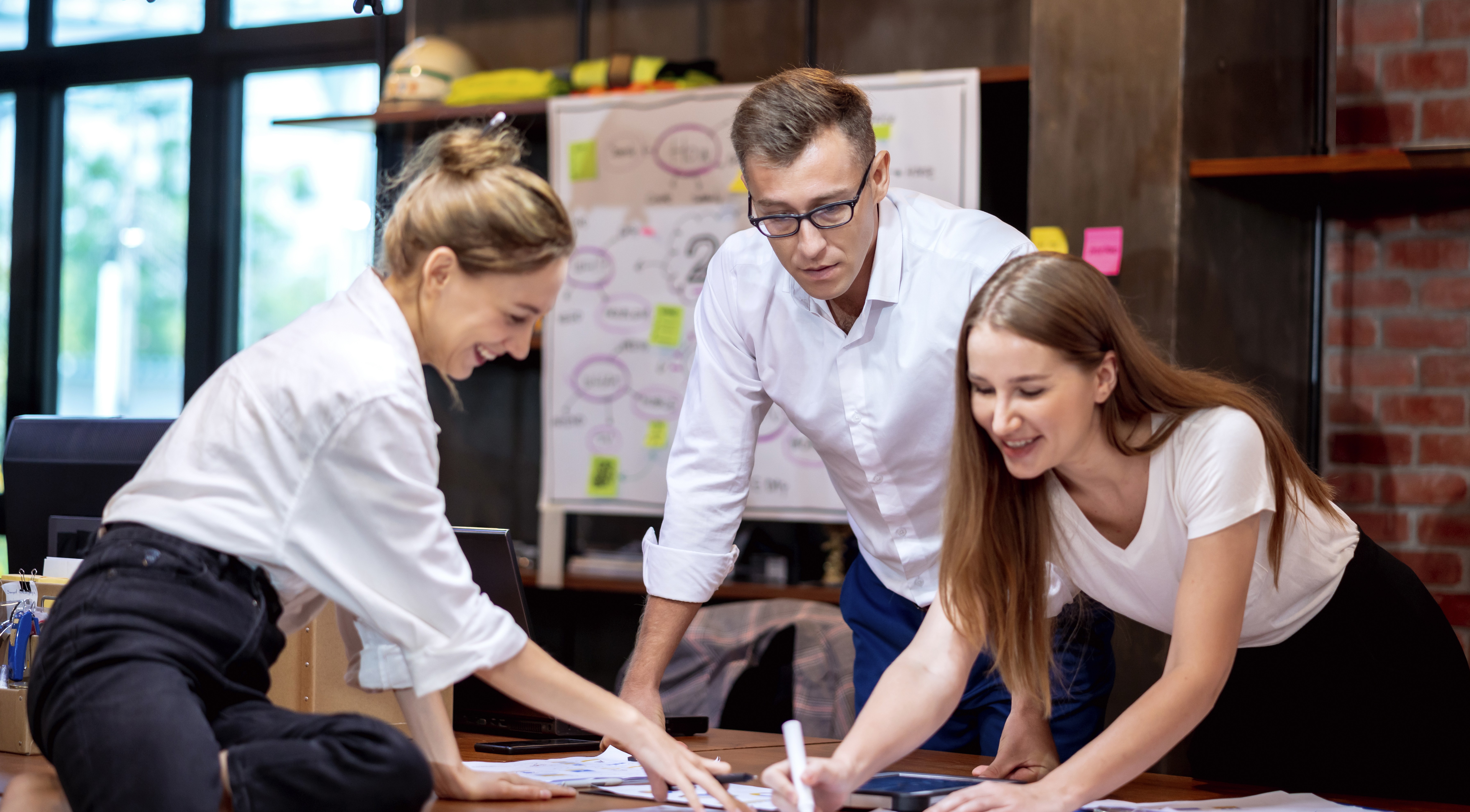 Prosjektgruppe som jobber sammen.