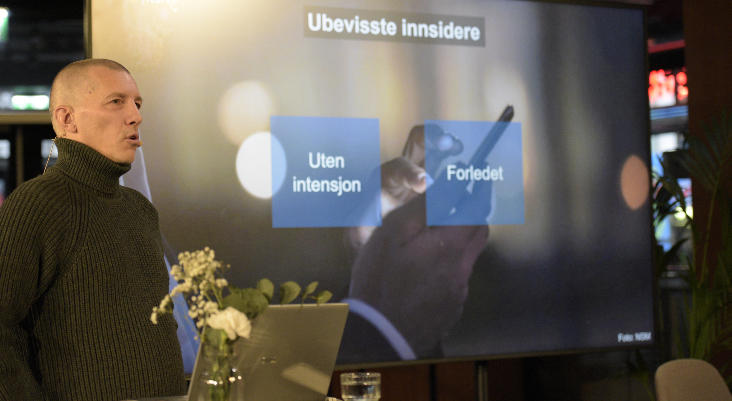 Scenebilde fra et foredrag med Kim Svarem fra NSM