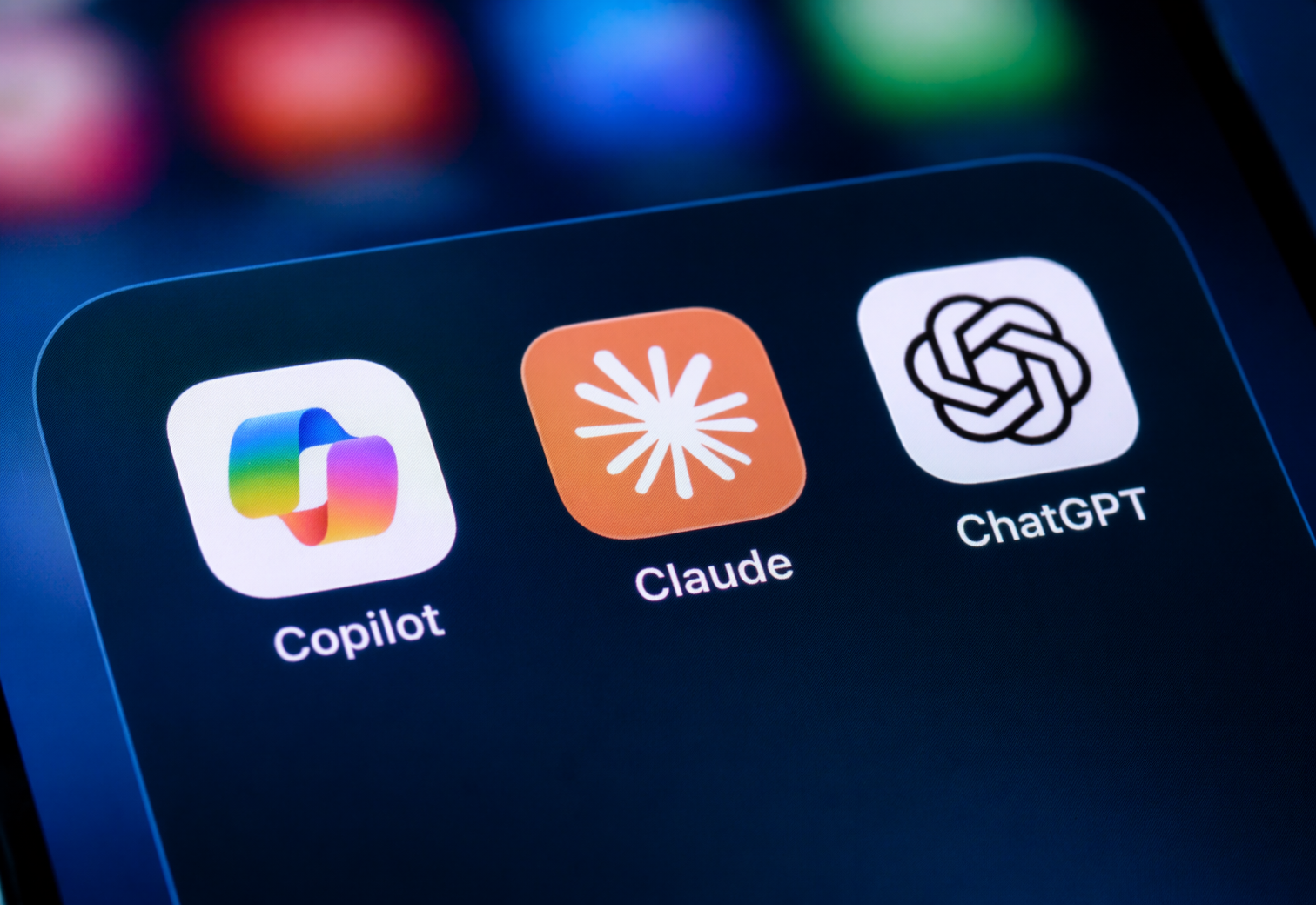 Bilde av en pc skjerm med app-ikonene til Copilot, Claude og ChatGPT