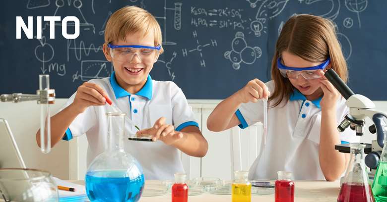 To barn som eksperimenterer. Foto: Getty images