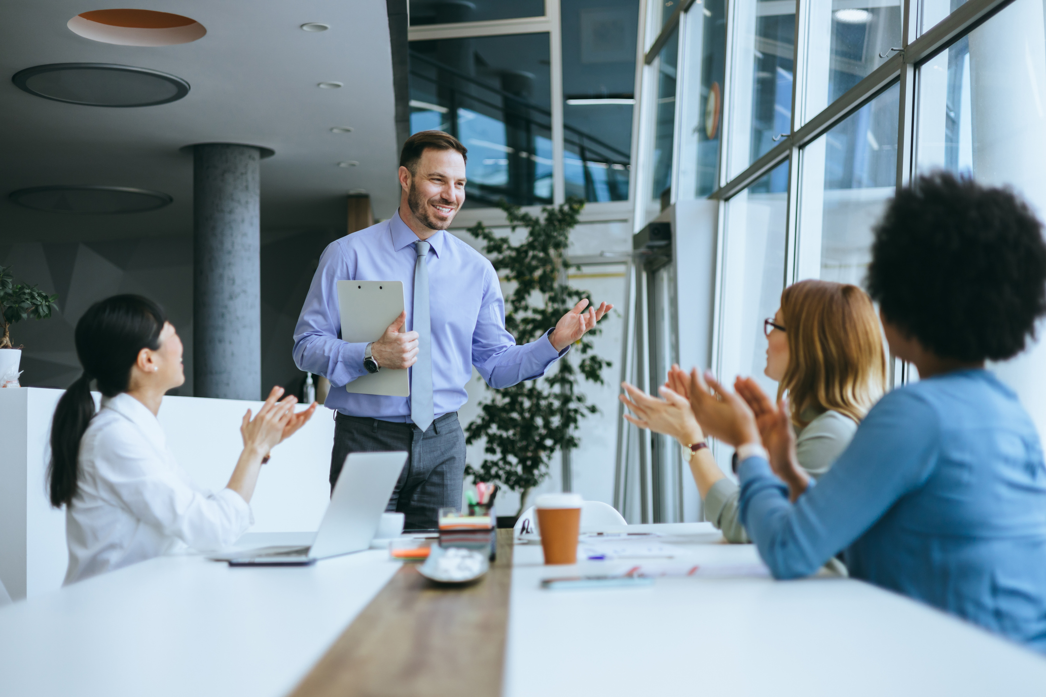 En gruppe ansatte som applauderer sin leder.