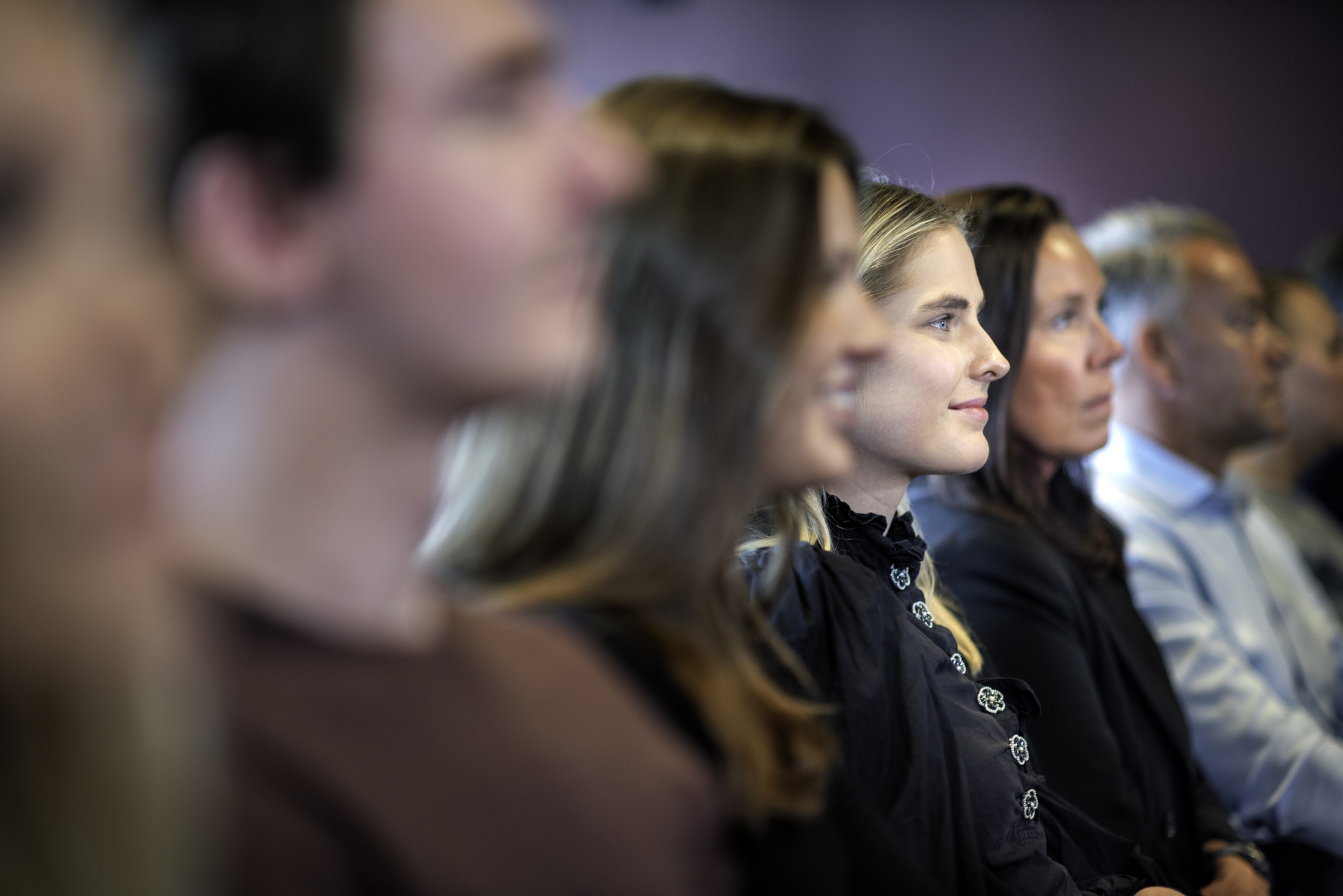  En gruppe ansatte sitter og hører på en foreleser. De deltar på et kurs.