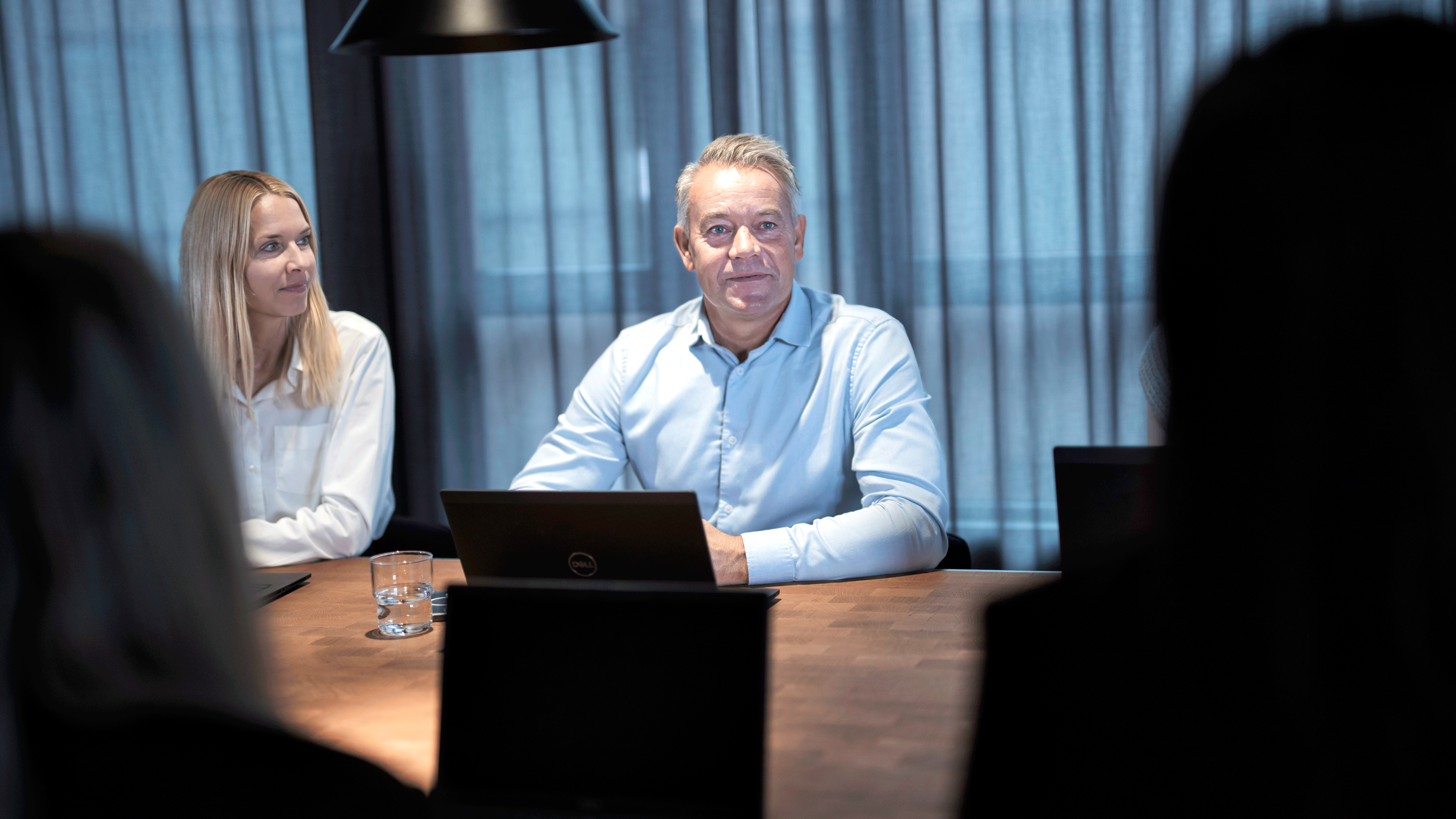 Union representatives and employers sit around a table in the negotiations. Symbolizes the fight for wage increases in the private sector.
