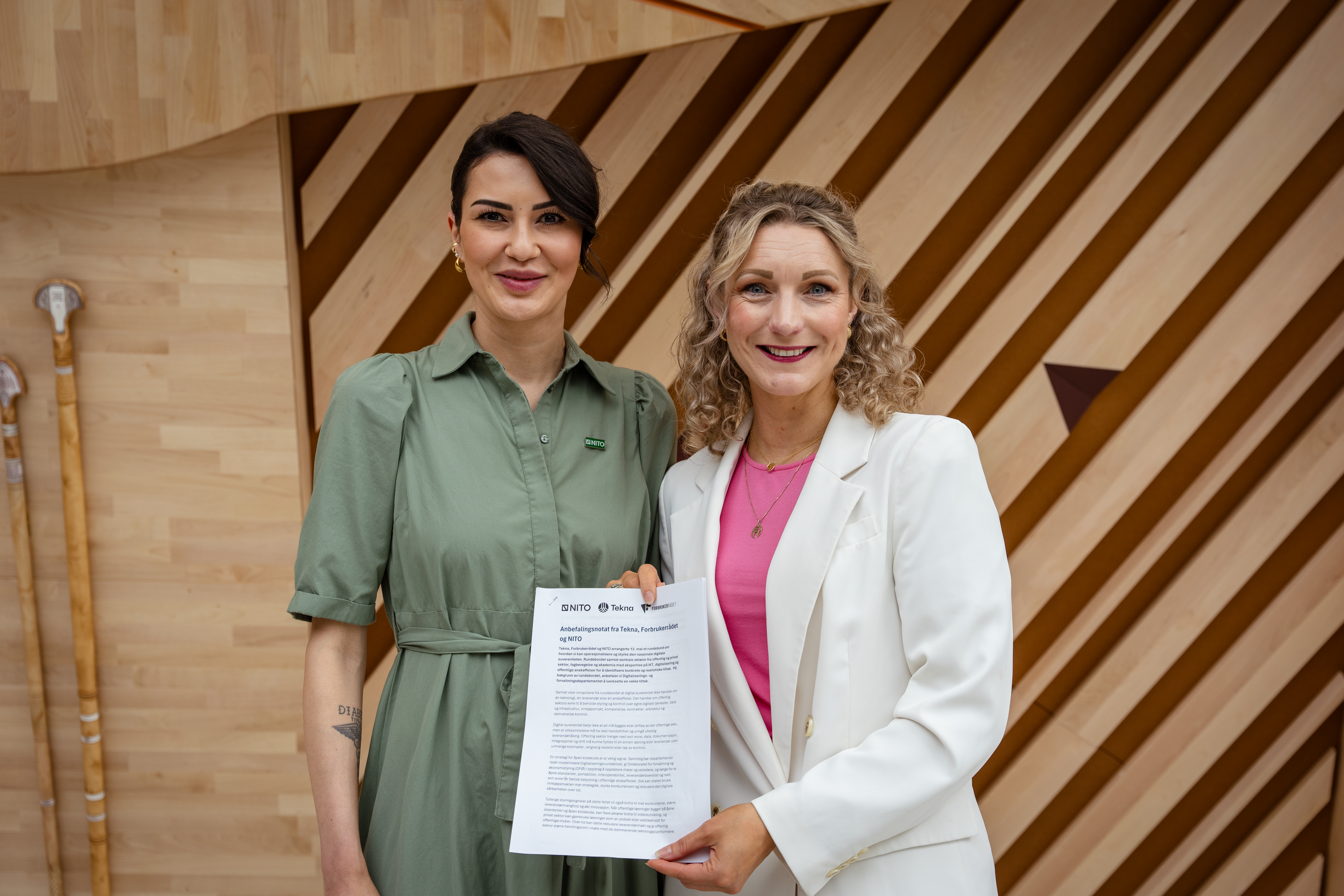 Visepresident i NITO, Safina de Klerk, med digitaliseringsminister Karianne Tung