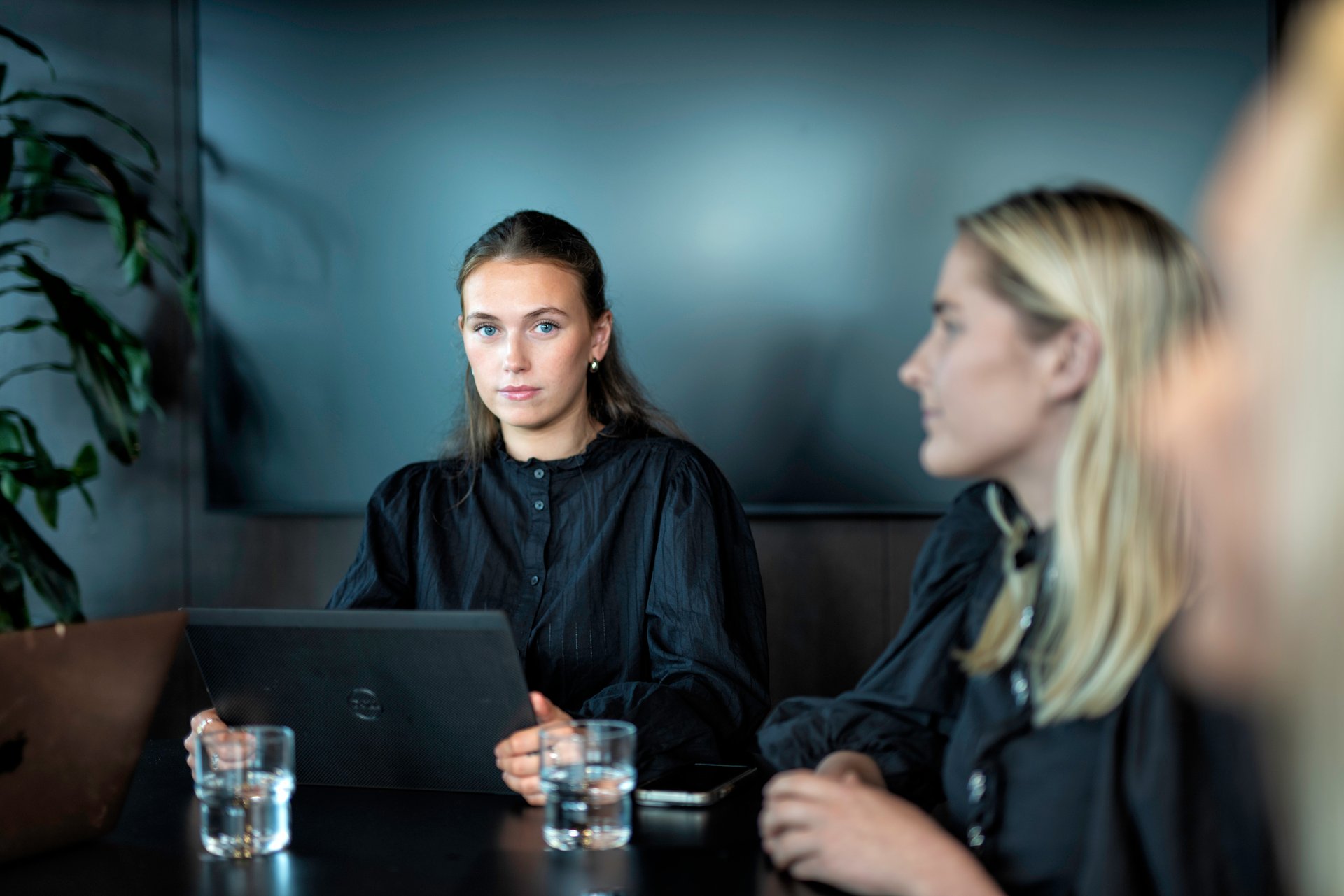 Unge ansatte i profesjonelt møte om sluttavtaler og arbeidsforhold på kontor | NITO