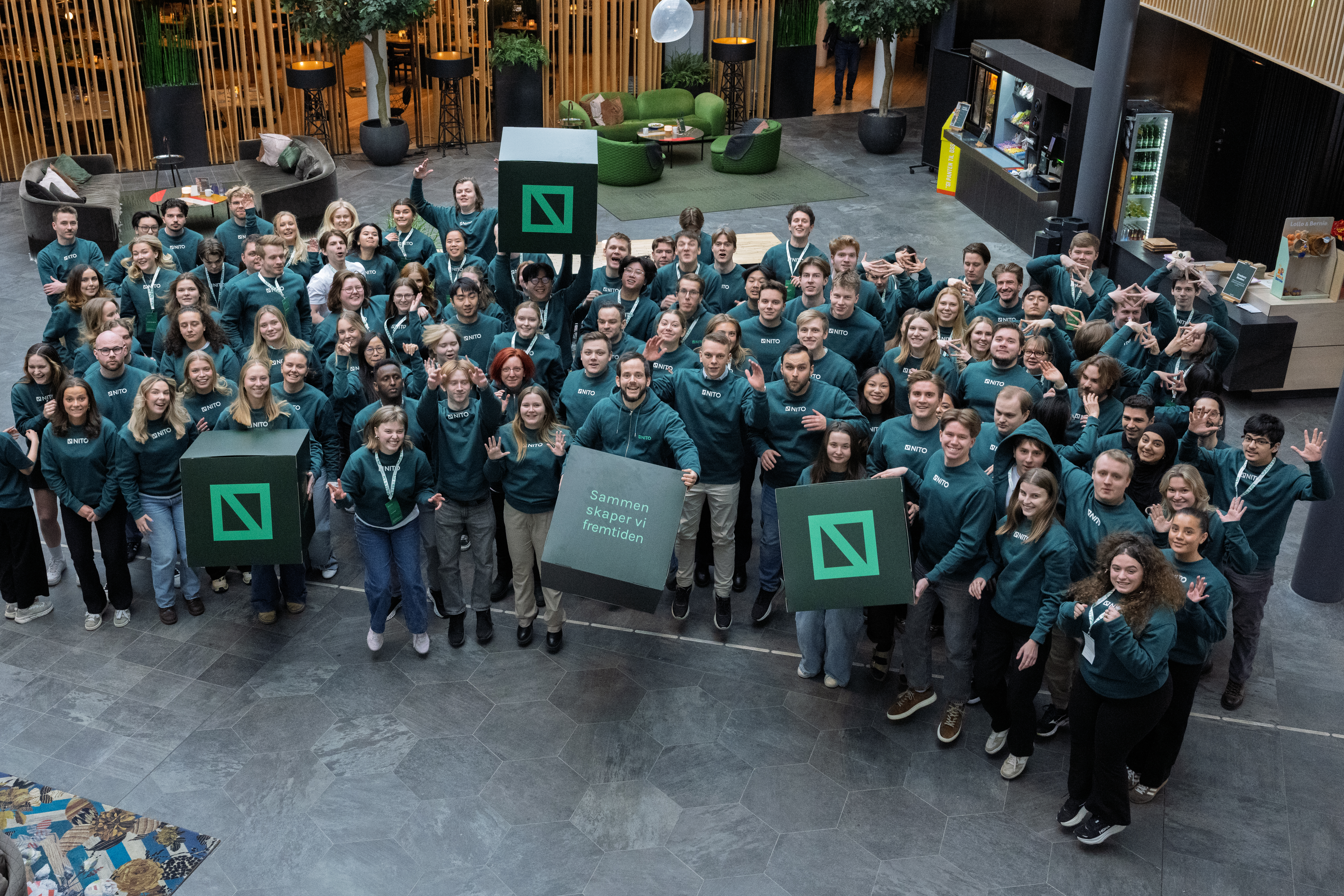 Gruppe bilde av mange NITO studenter