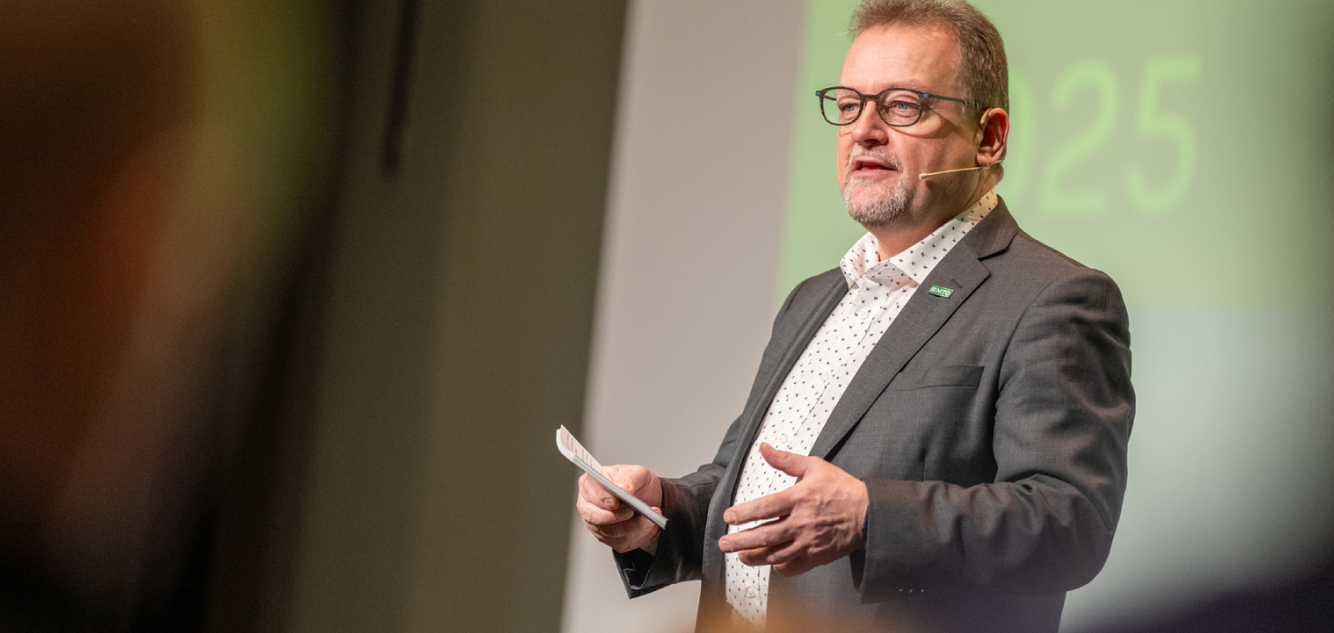 Person p&aring; en scene i forbindelse med innlegg p&aring; et arrangement.