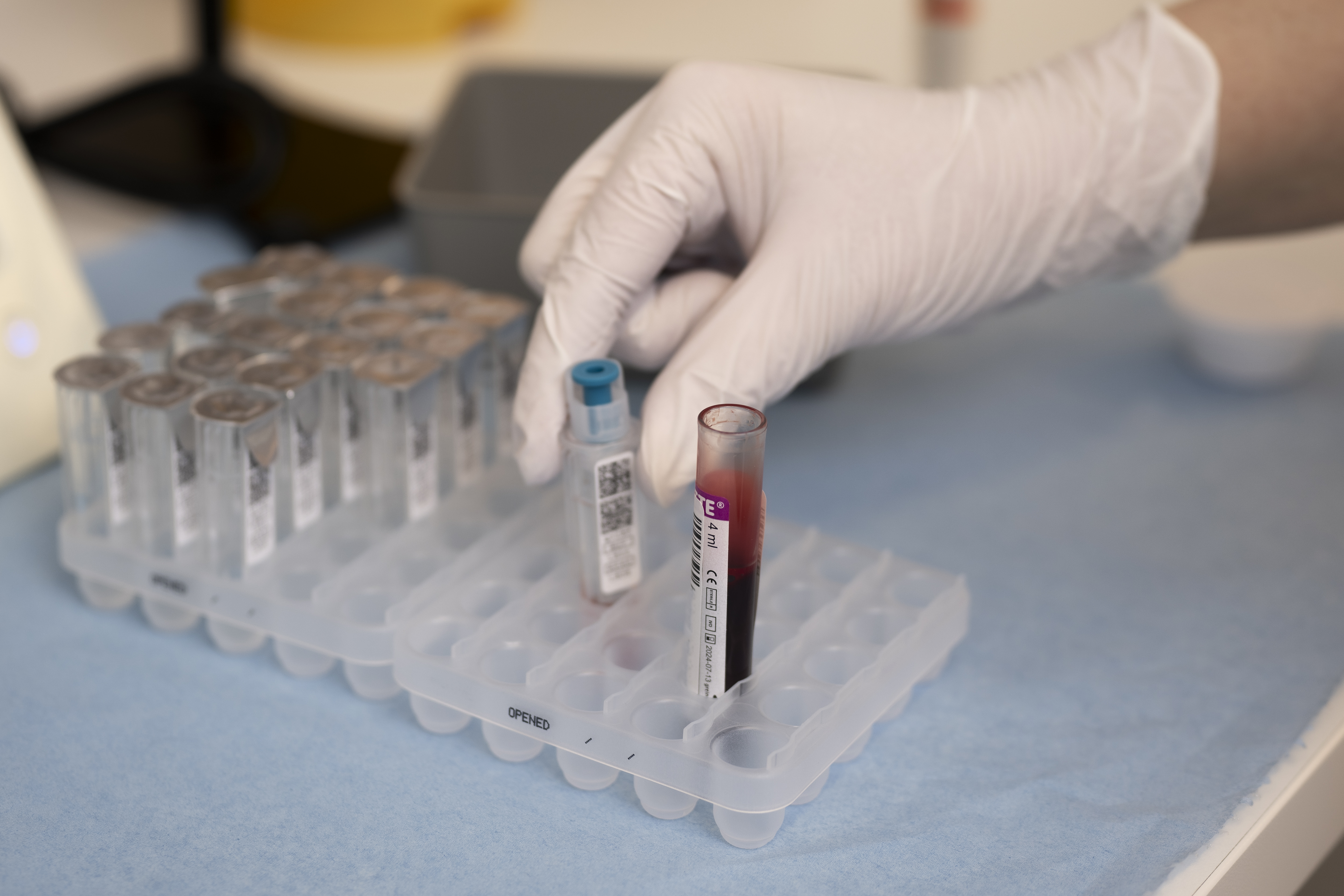 Kommunebioingeniør som tar blodprøver