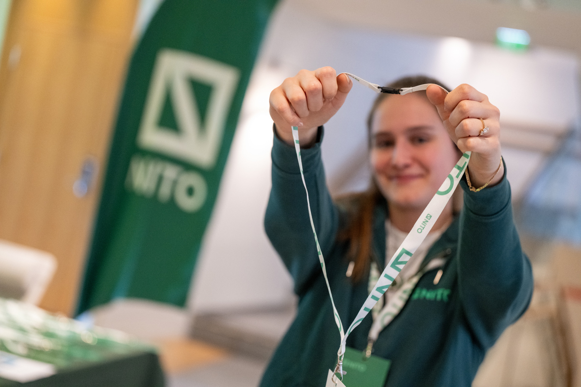 Jente gir ut festivalpass