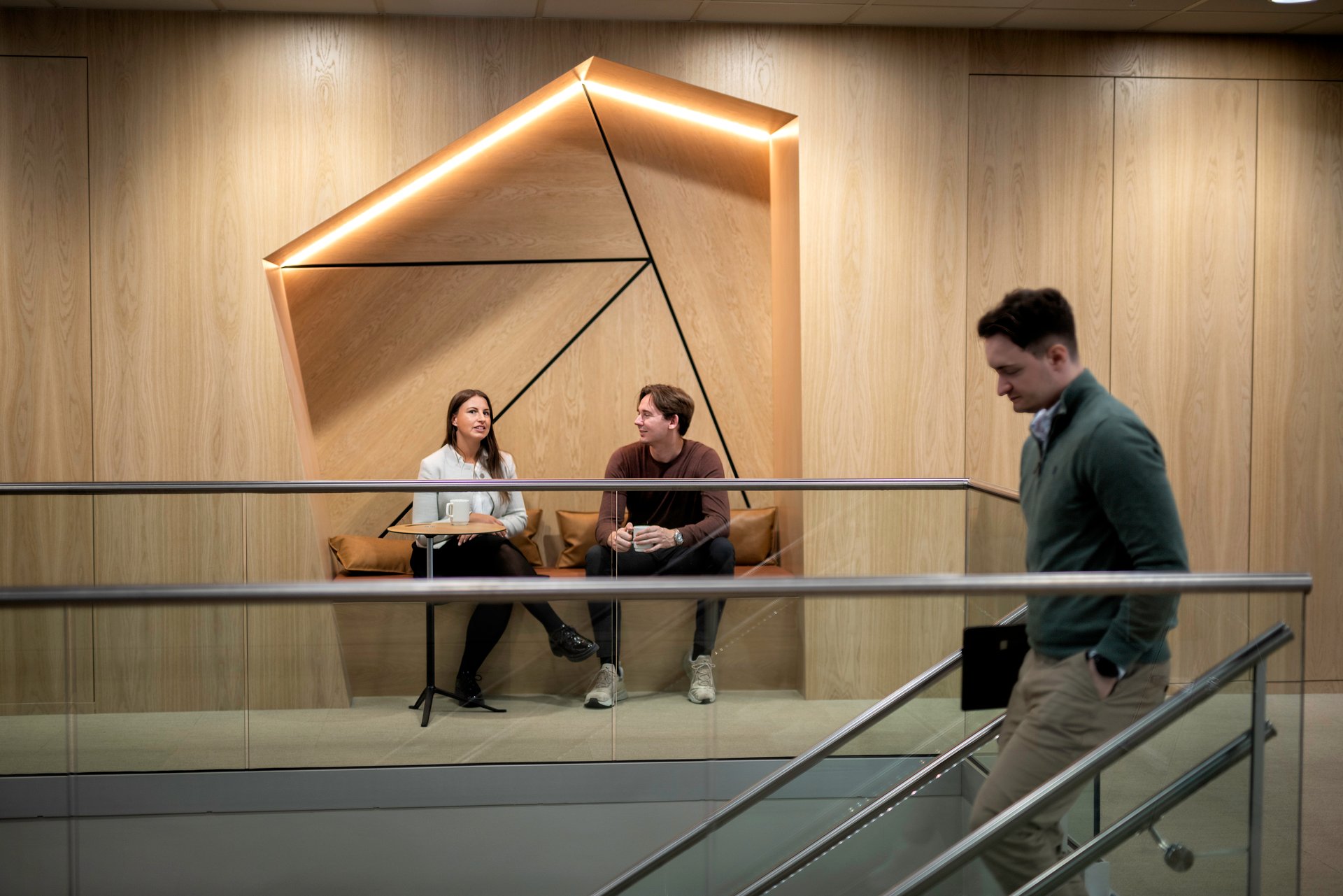 En mannlig ansatt forlater jobben med en konkurranseklausul. To kollegaer sitter i et avslappet kontorlokale.