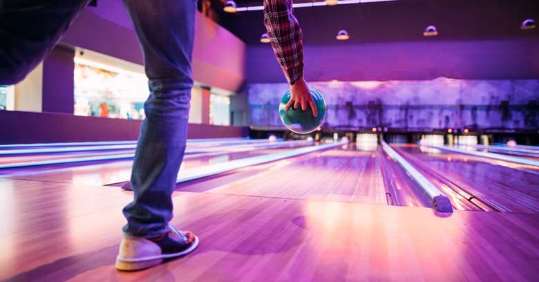 Bowling bane og mann som kaster kule