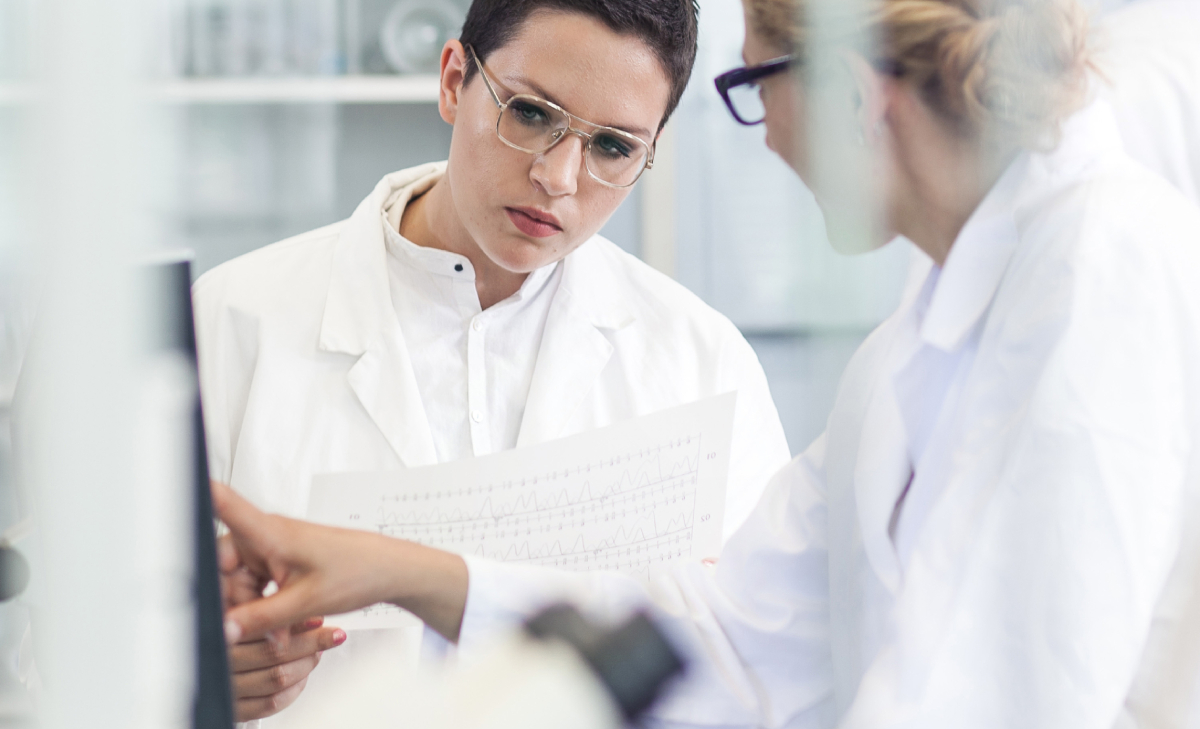 To kvinnelige forskere på et laboratorium.