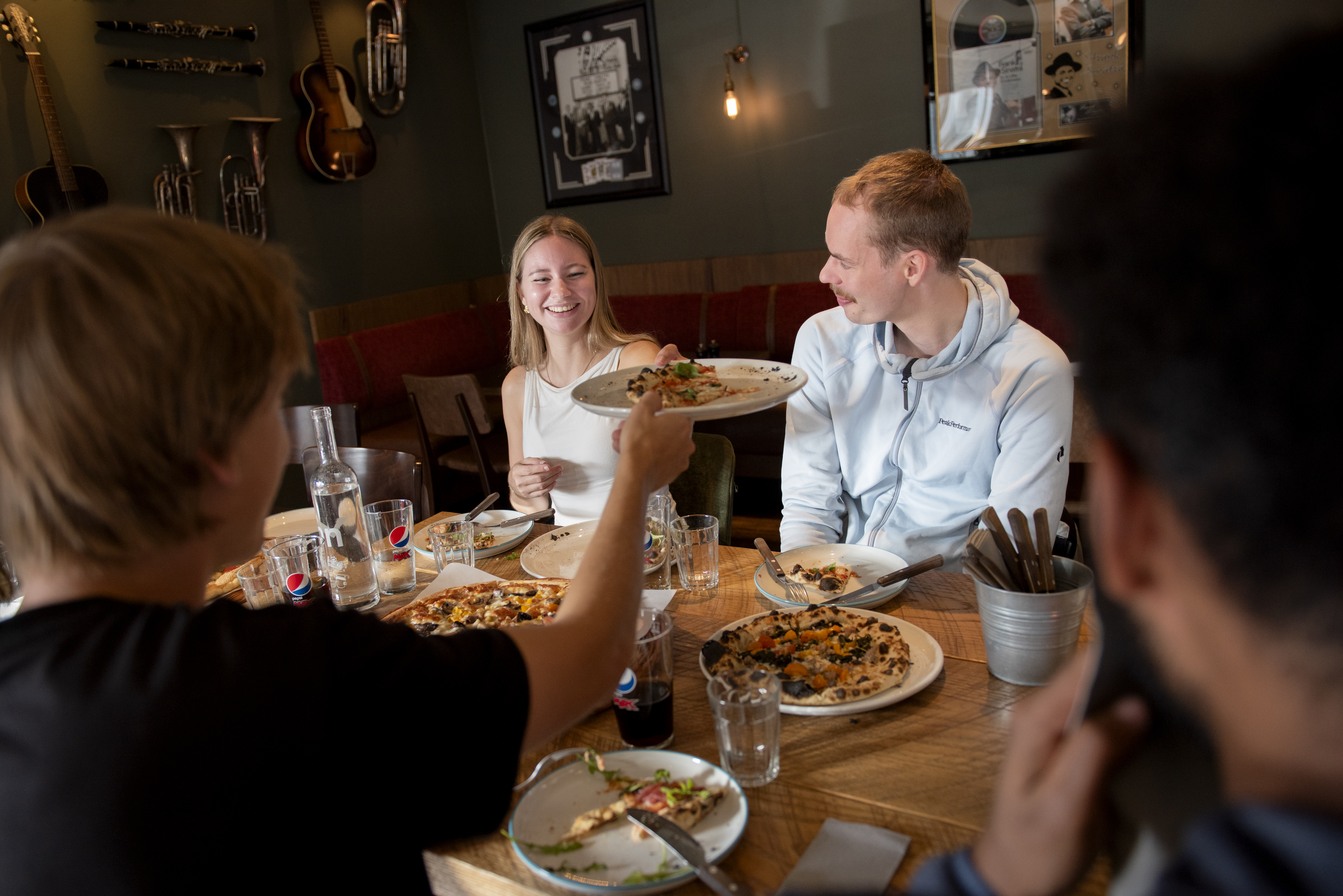 Studenter spise pizza. Foto: Luca Kleve-Ruud