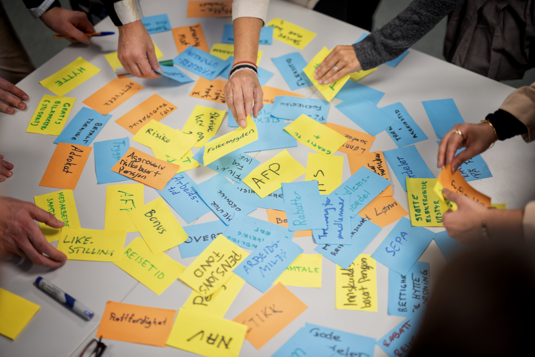 Post-it lapper i ulike farger med temaer NITO jobber med. FOTO: Luca Kleve-Ruud