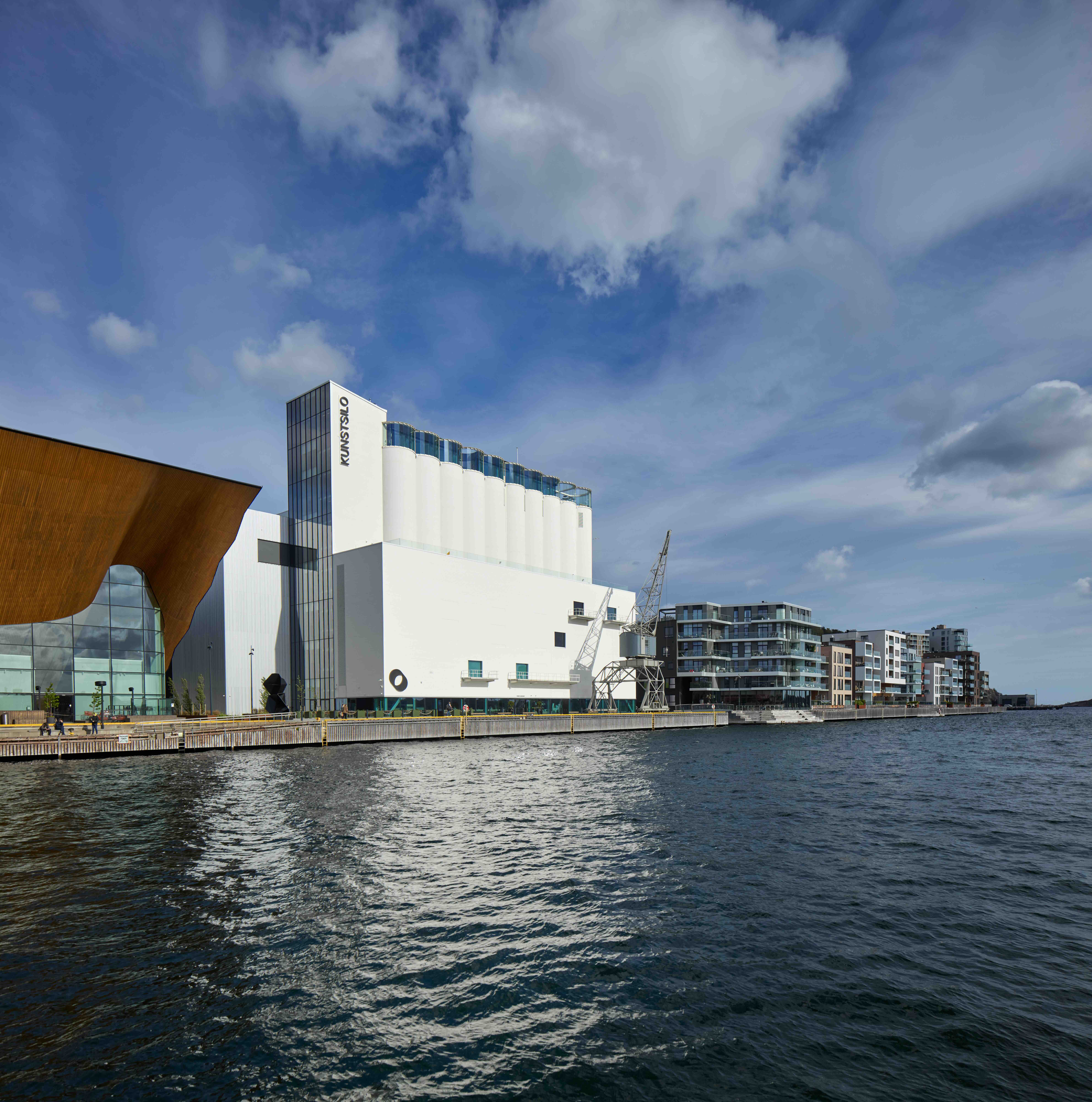 Vi ser bilde av Kunstsilo som er bygd om fra en kornsilo til et kunstsenter. Foto: Kunstsilo, utlån til presse