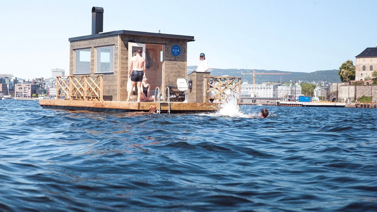 Mennesker i badstuhus på vannet, som båder. Sommer, blått hav 