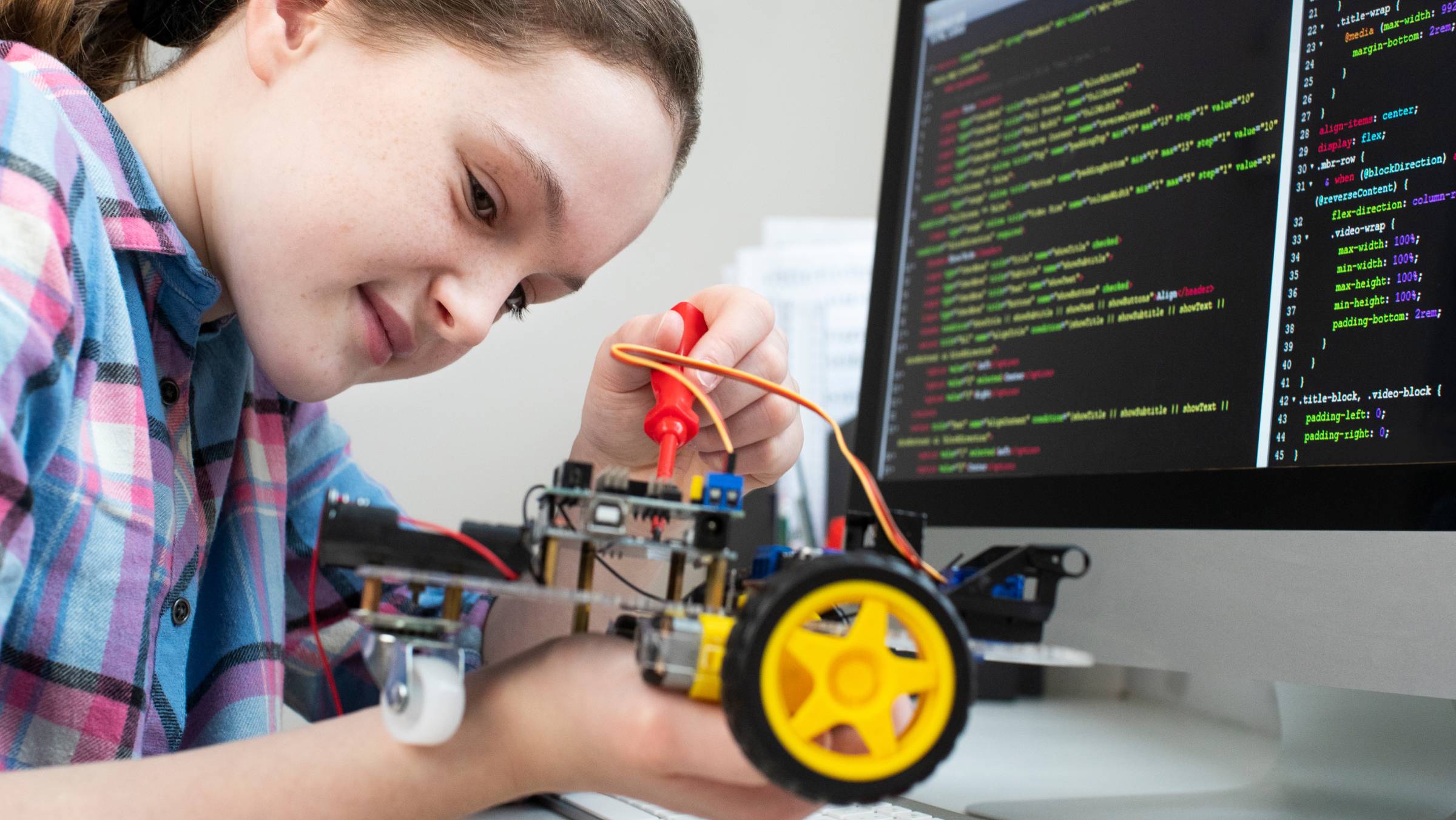 Illustration photo: Girl building a car in science class. Photo: Gettyimages