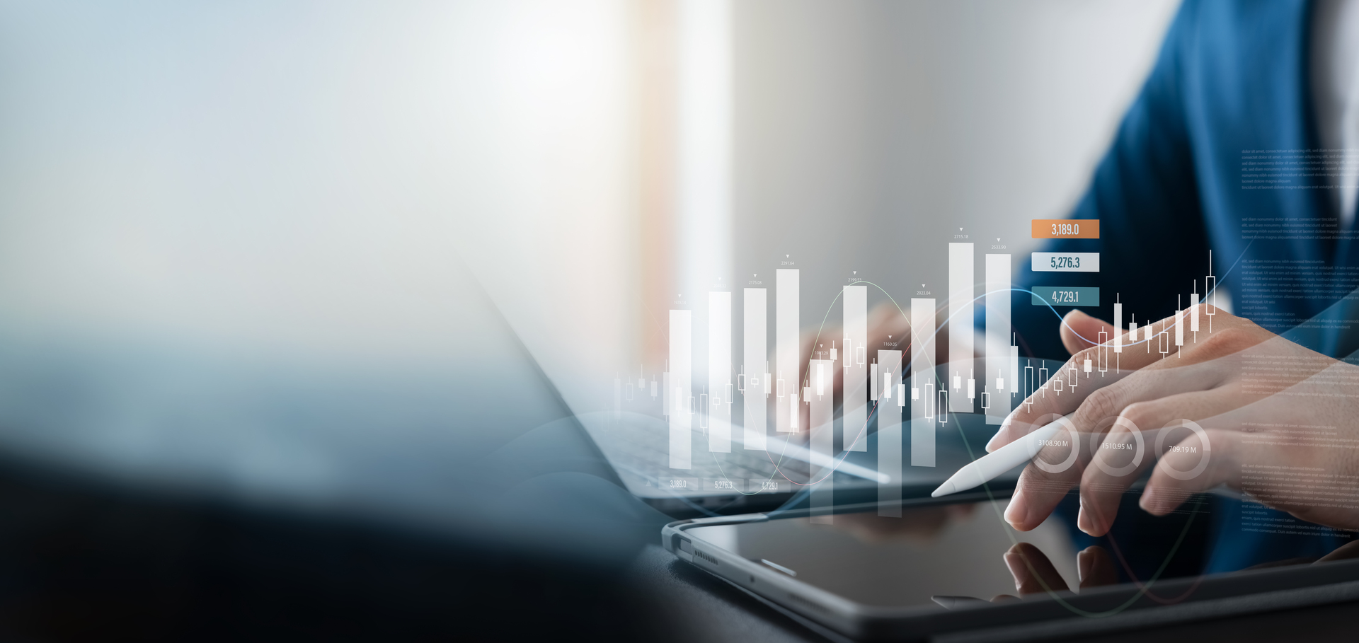 Kontorarbeider som jobber med lønnsstatistikk, tall og grafer for å sammenligne lønn, statistikken vises i forgrunnen.