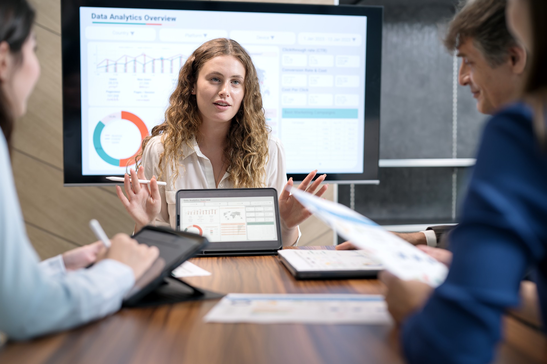 Smilende kvinne presenterer bilde på skjerm i met møte