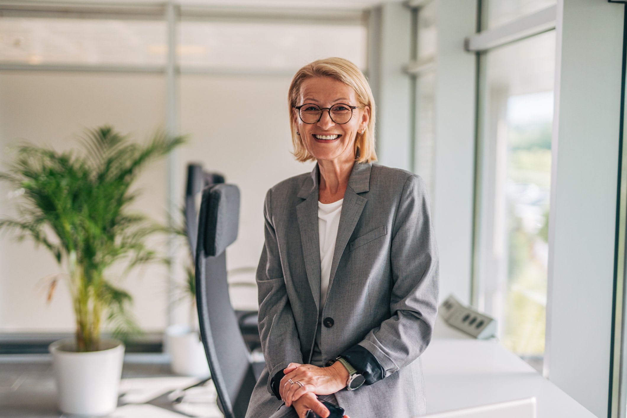 En kvinnelig leder som smiler.