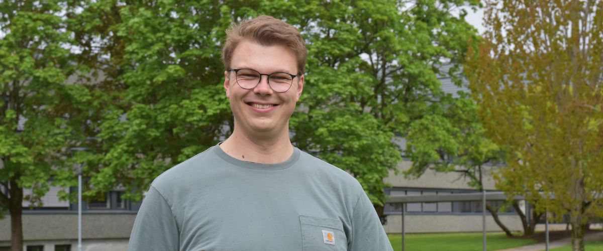 Simen Sundet Johansen i skolegårdens grøntområde. 