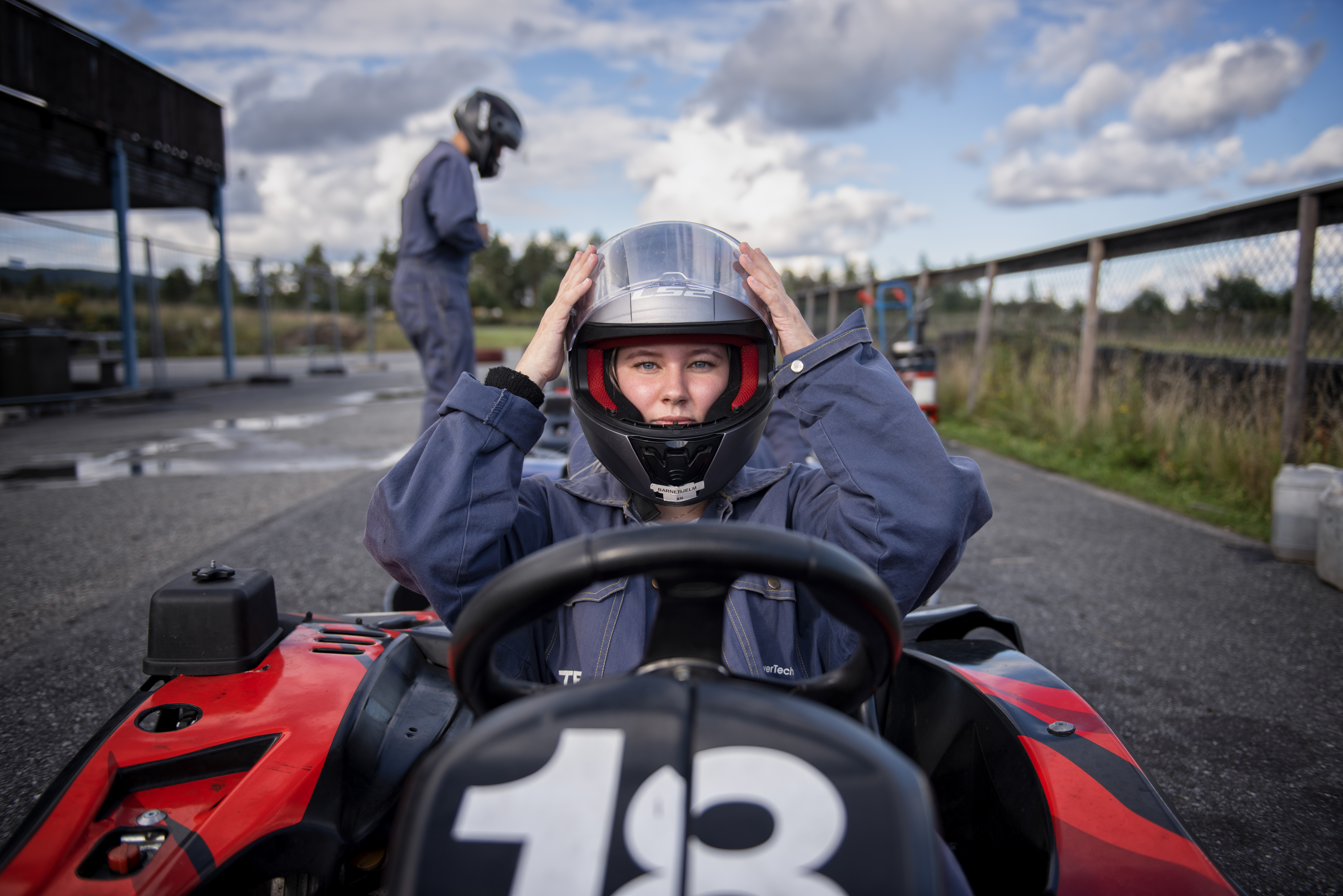 Peron som sitter i gokart