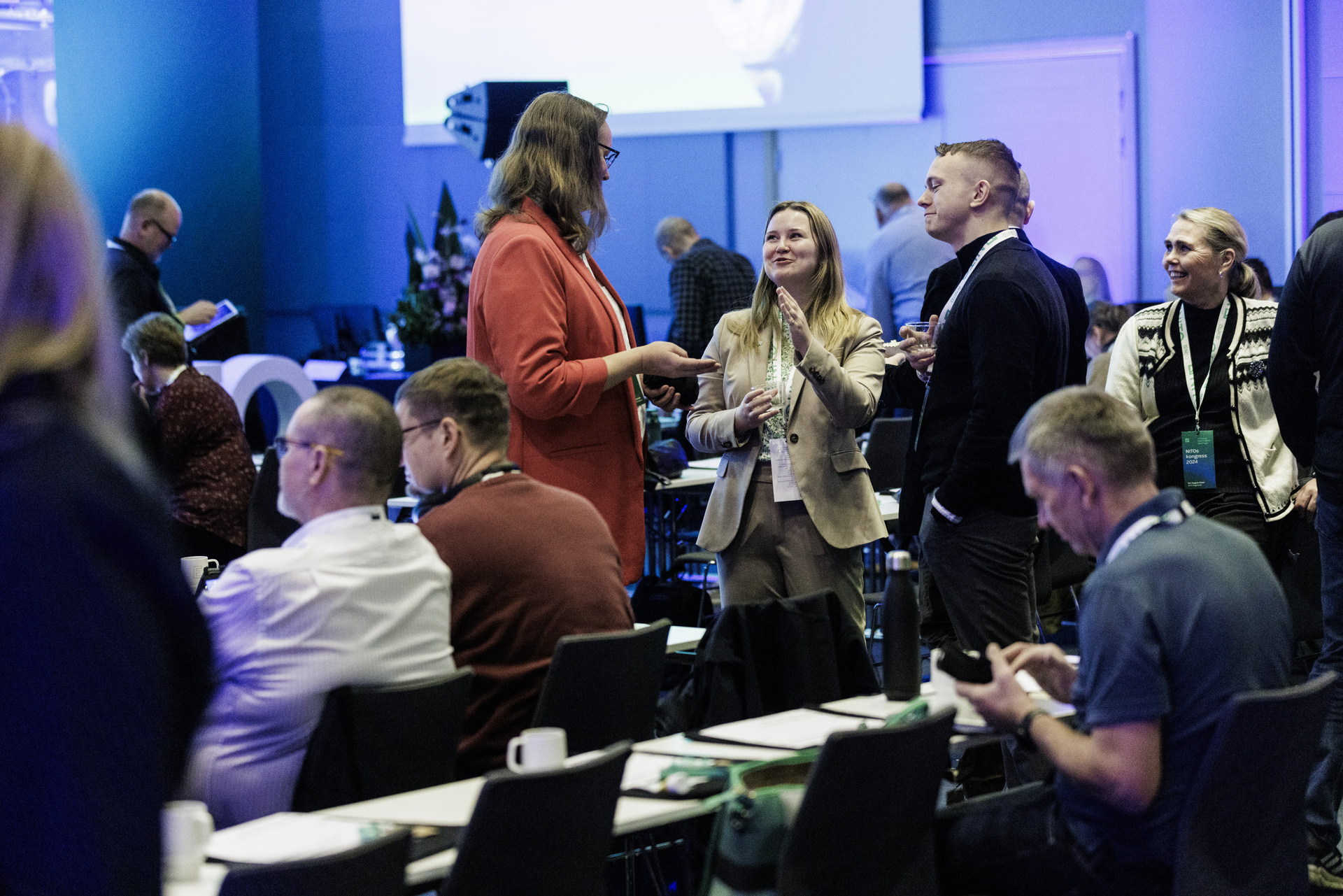 NITO-tillitsvalgte står og diskuterer i kongressalen 2024