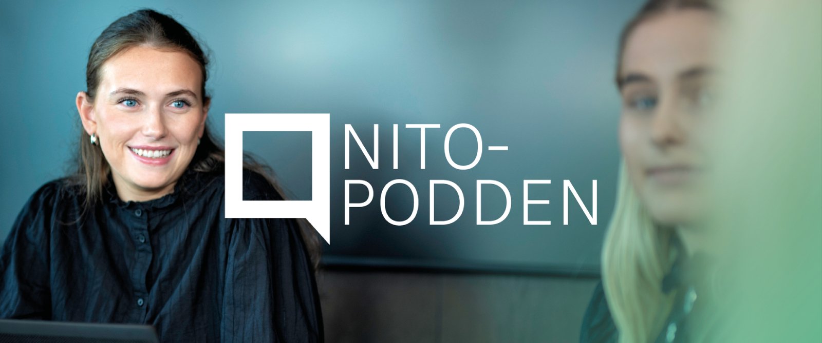 Bildet viser teksten "NITO-PODDEN" i lys skrift på en mørk bakgrunn. Det gir inntrykk av et profesjonelt podcast-studio.