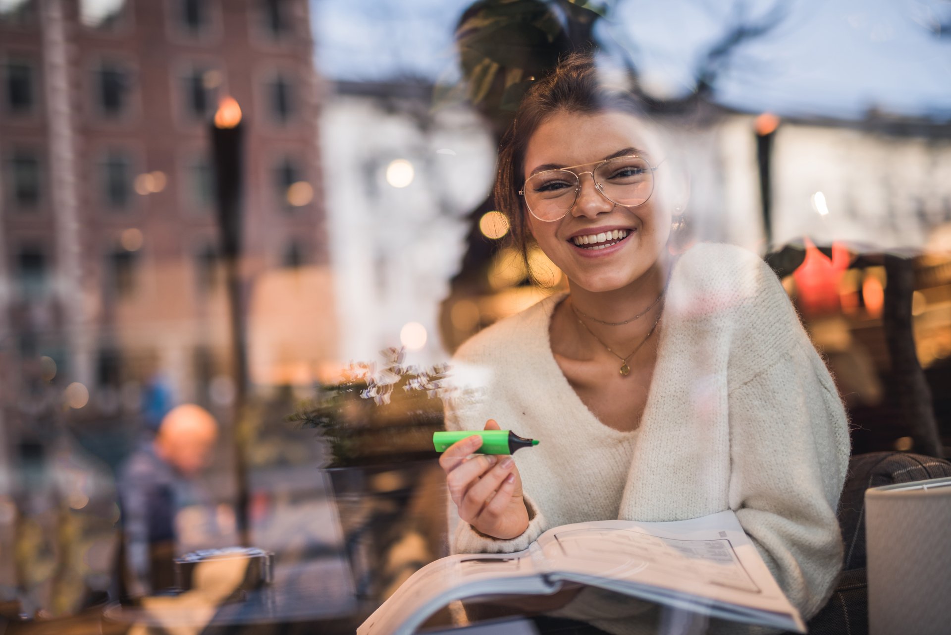 Ung kvinne skriver på café