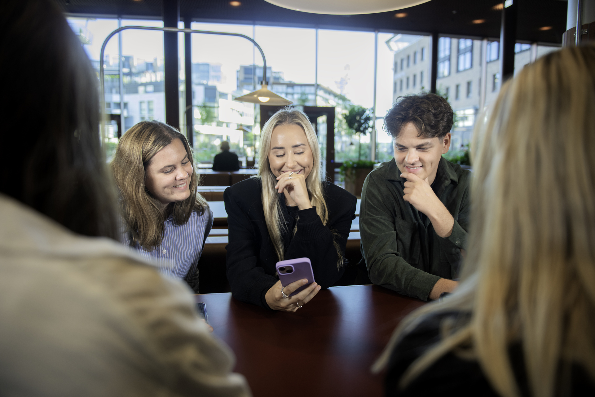  En gruppe med unge nyansatte sitter sammen og blir kjent med hverandre. Luca Kleve Ruud