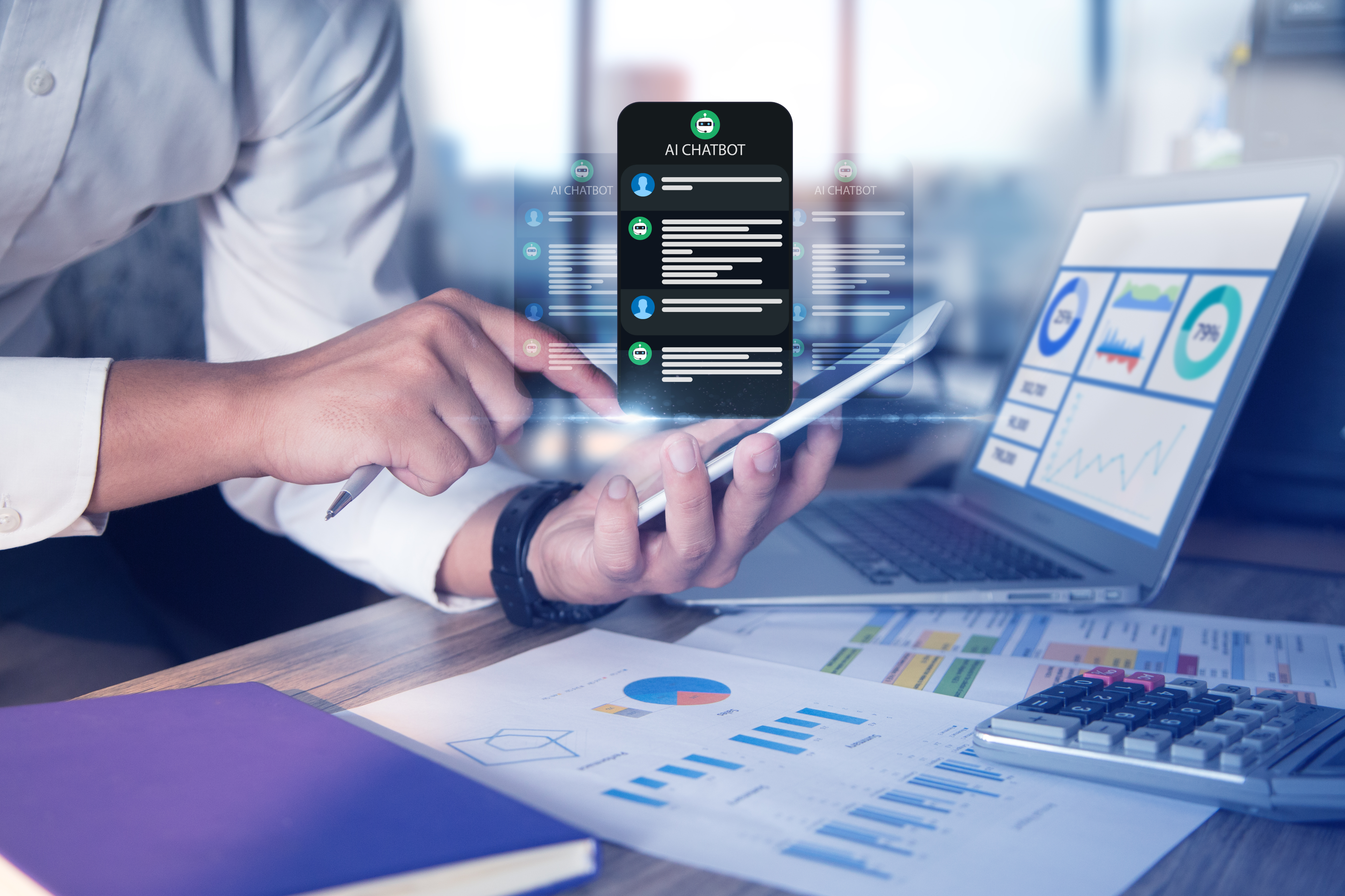 Prosjektleder sparrer med kunstig intelligens chatrobot.