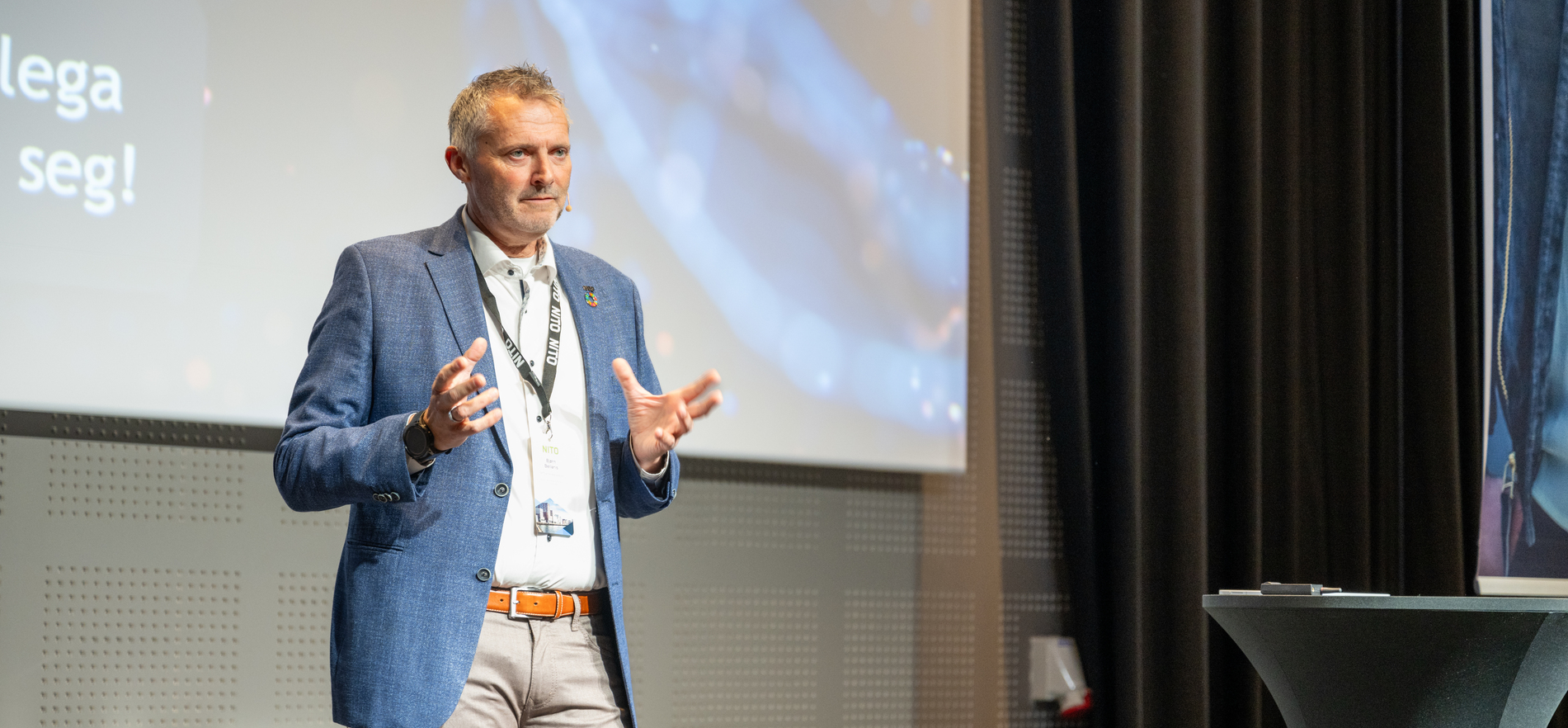 Foto av Bjørn Bellaris på scenen