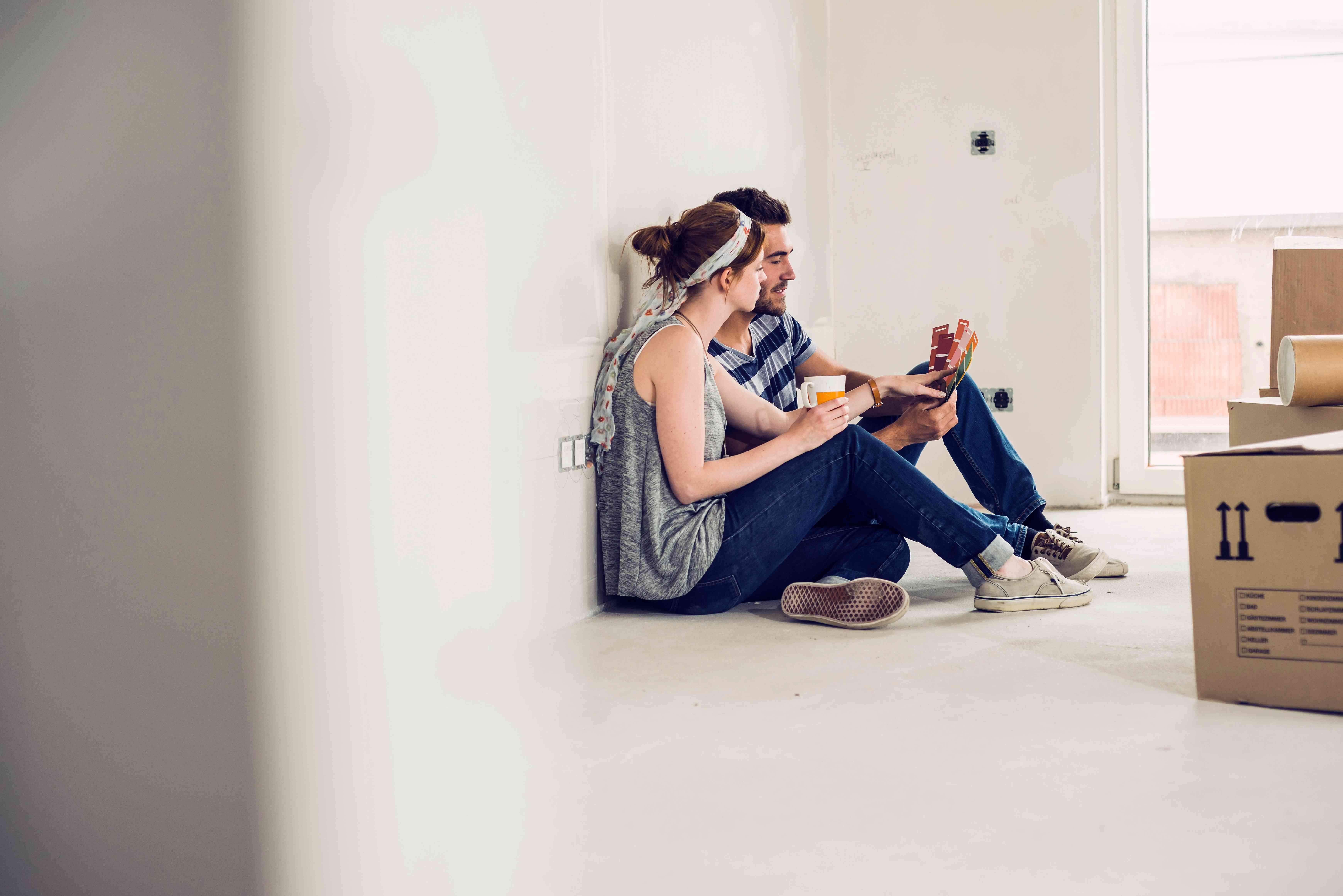 Par velger farger på vegg til ny bolig