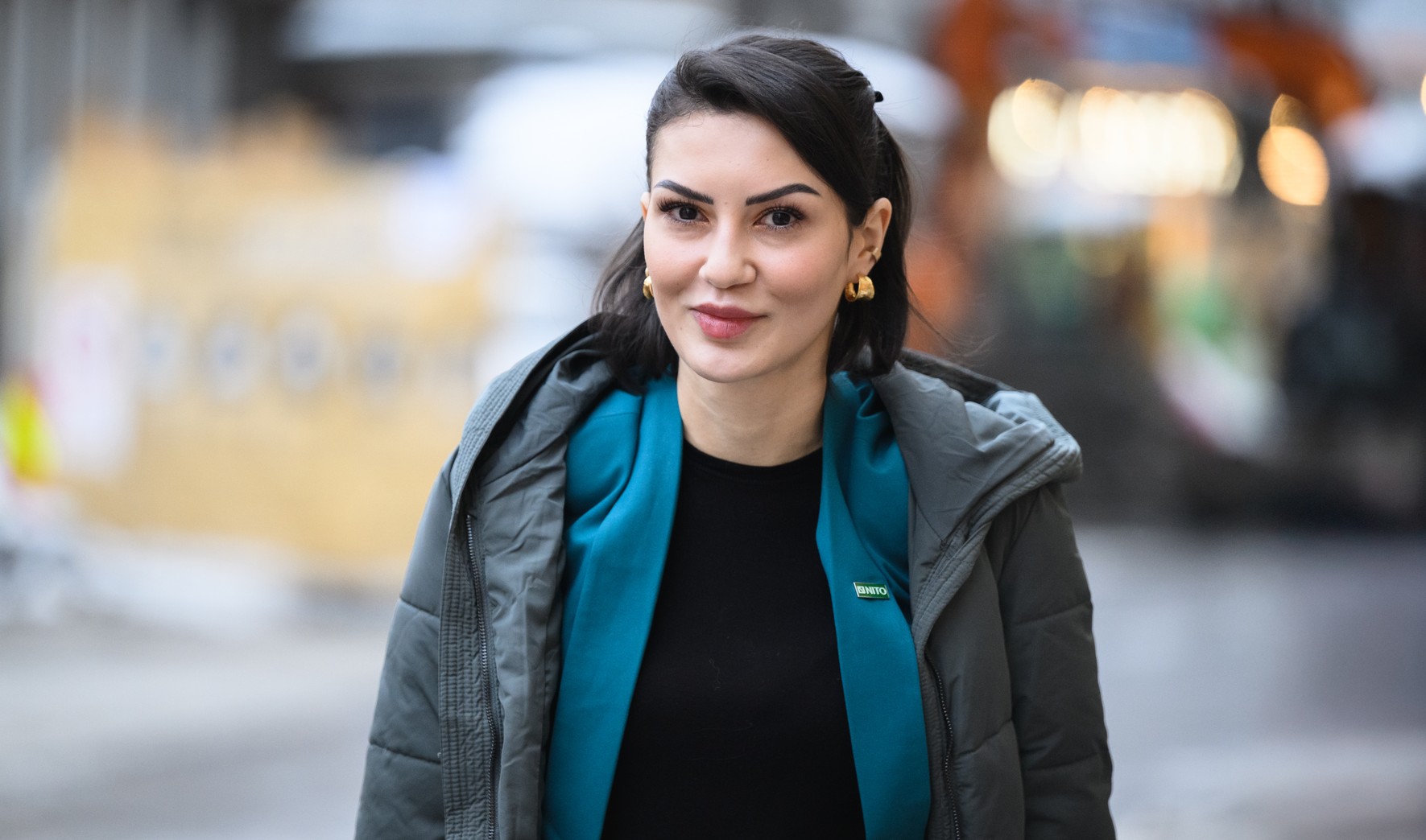 Bilde av kvinne som ser inn i kamera.