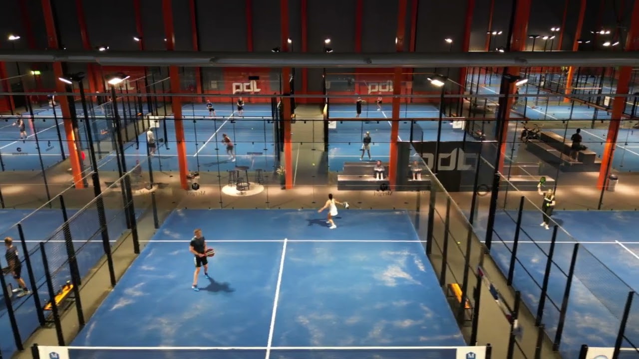 Bilde av en padel bane med to spillere. Bilde av NITO Studentene.