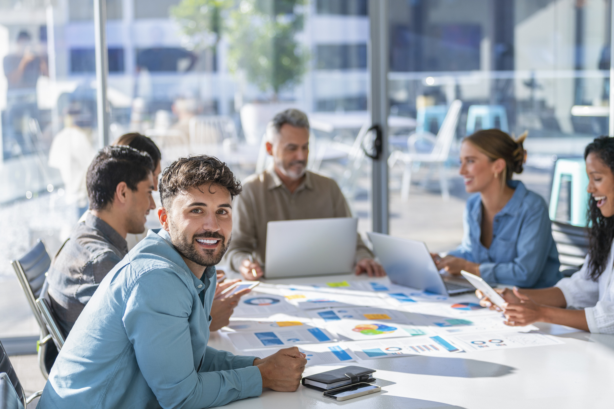 Mann i en prosjektgruppe som smiler.