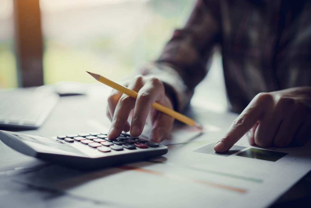 Mann som regner med kalkulator