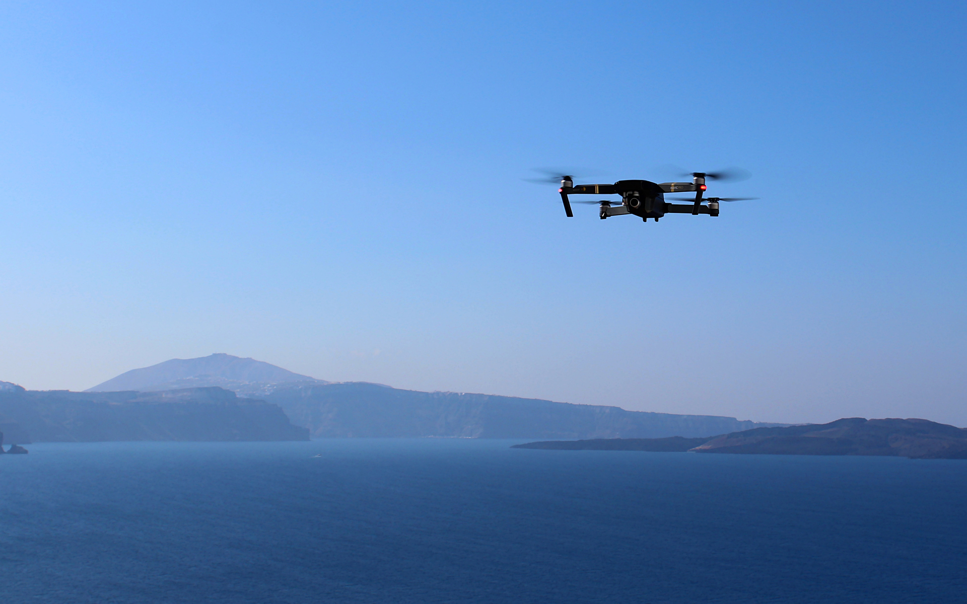 Drone flyr over øylandskap. Getty images