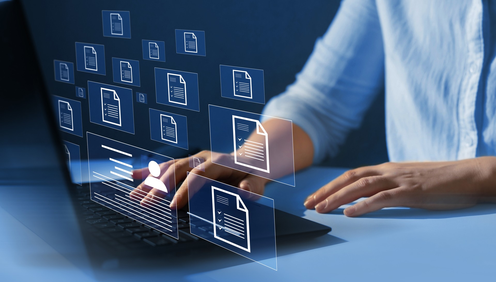 Kvinne jobber på laptop