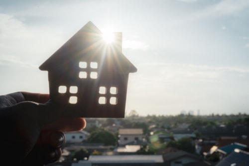 Ung jente som smiler og ser til siden