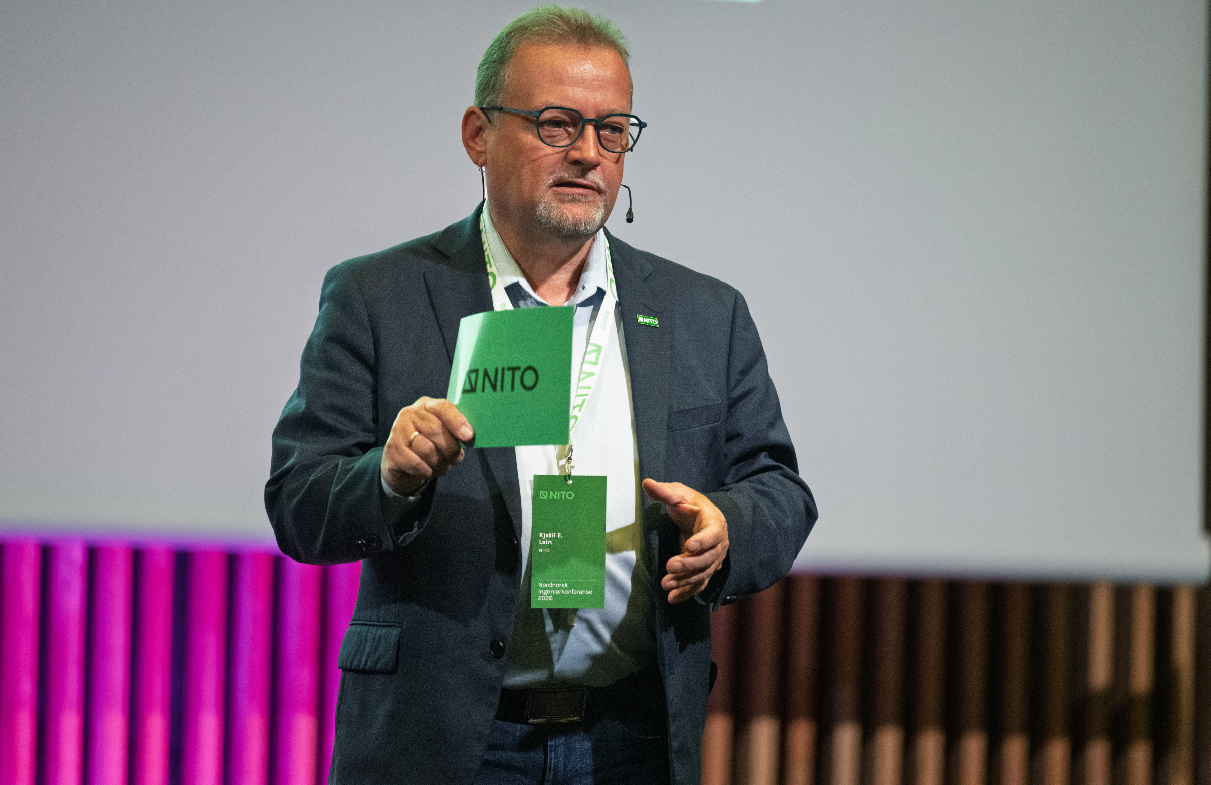 NITO-president Kjetil Lein på en scene med talekort i hånda