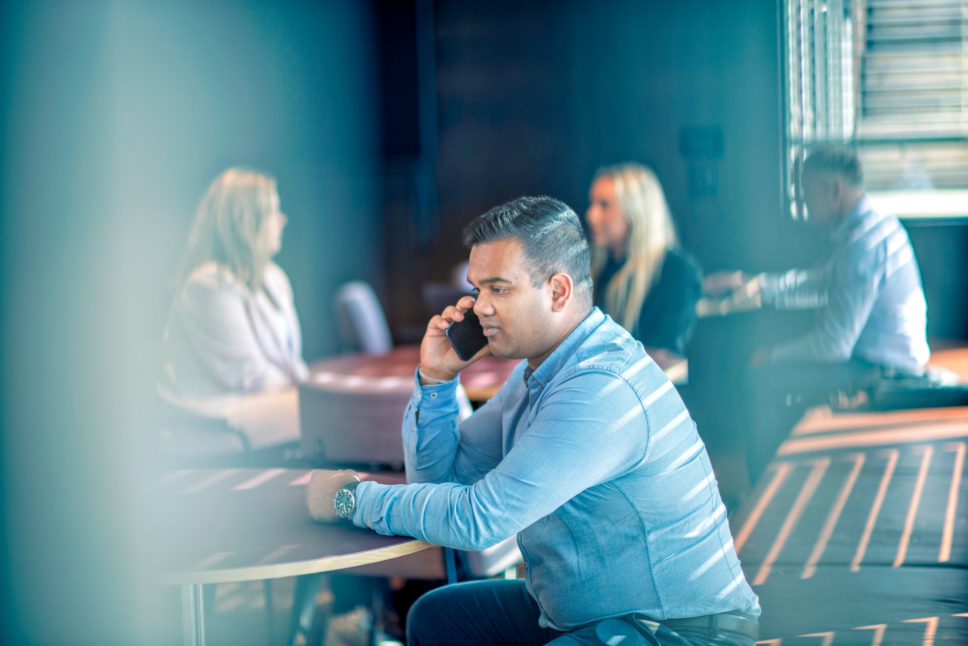 Ansatt som ringer for å få juridisk hjelp når arbeidsplassen går konkurs