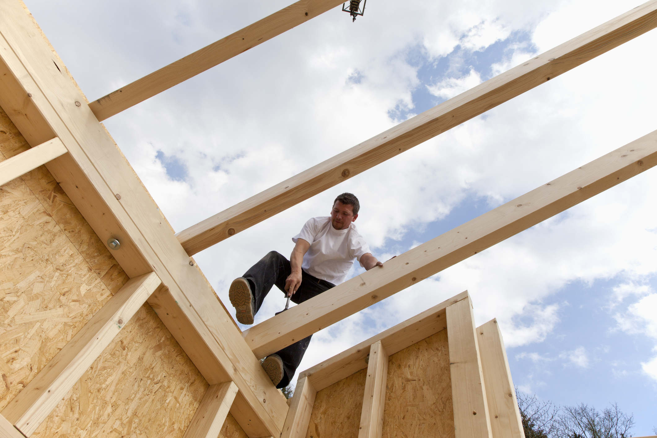 Bjelker og plater på byggeplass
