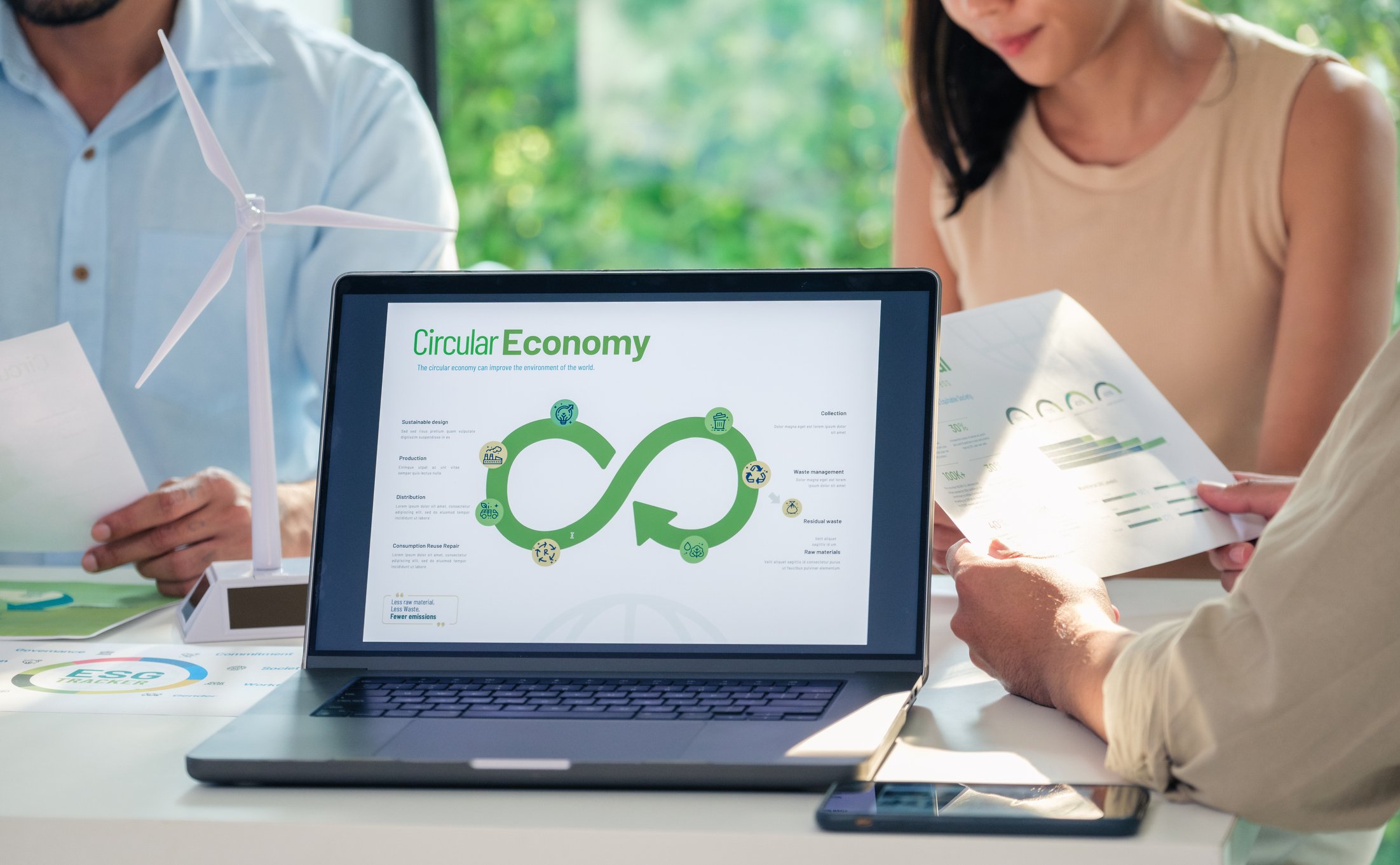 Datamaskin med sirkulær økonomi symbol.