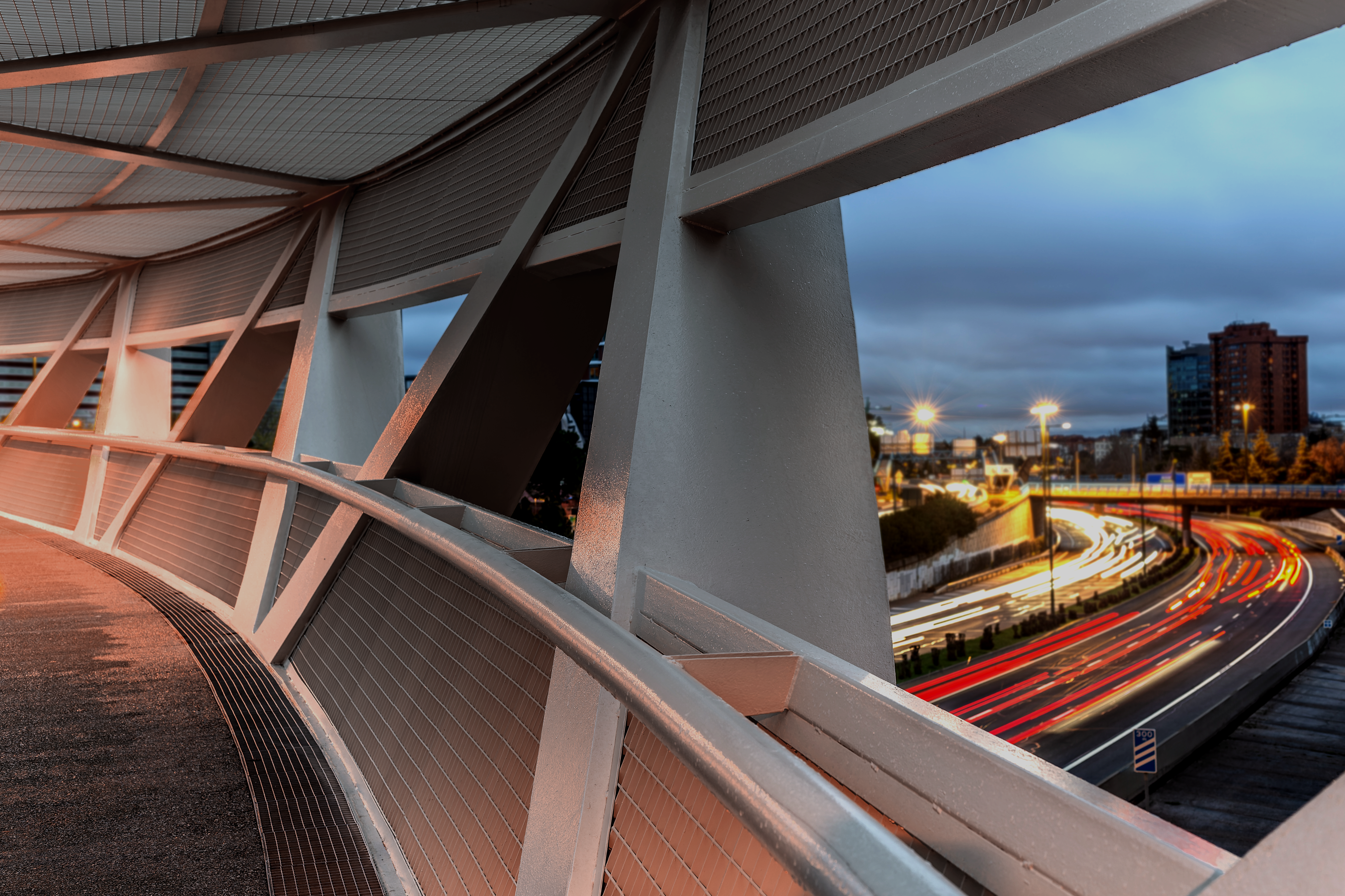 Utsikt fra betongbygning ut mot en vei. Getty images.