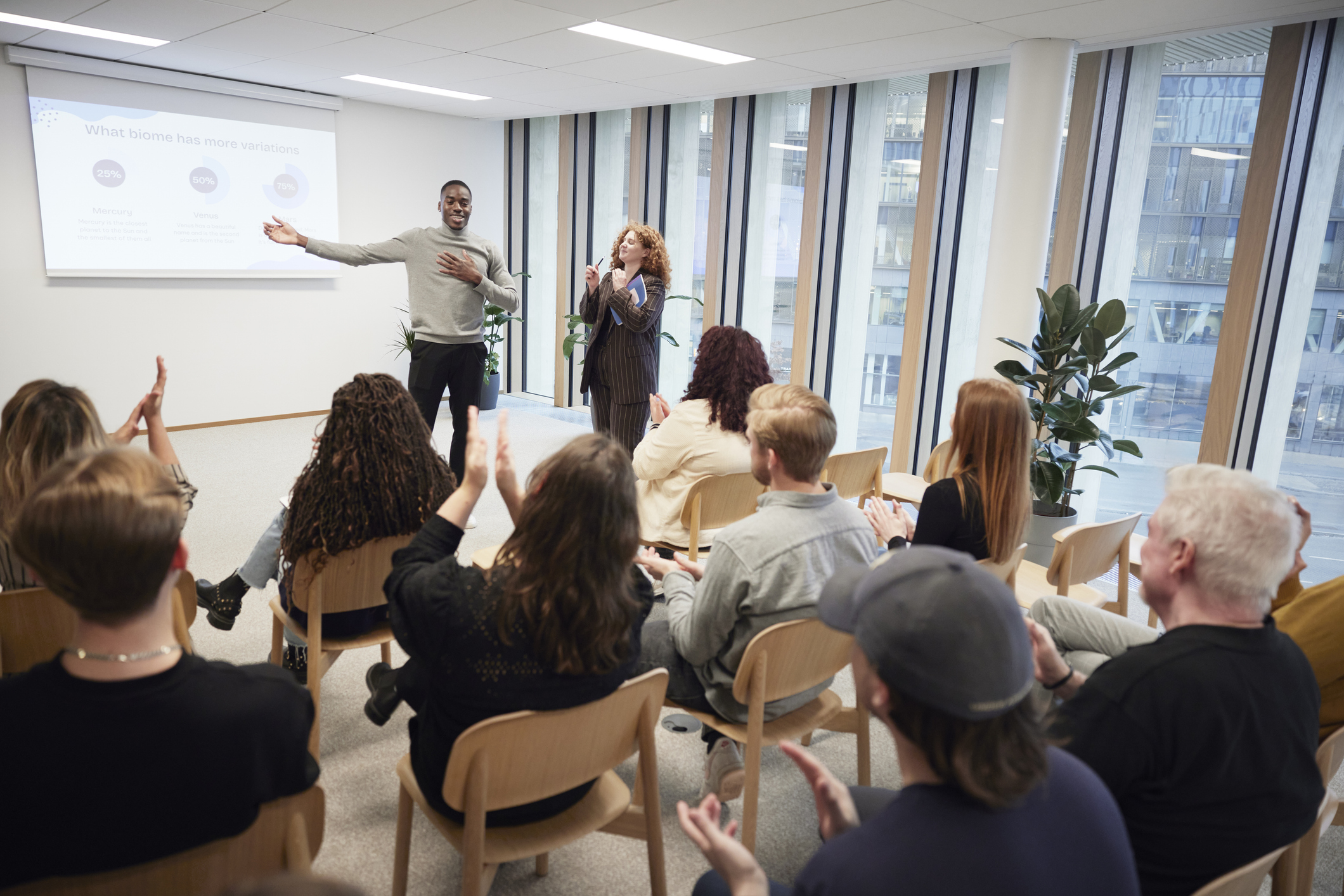 Personer som sitter i klasserom med to forelesere foran tavle.