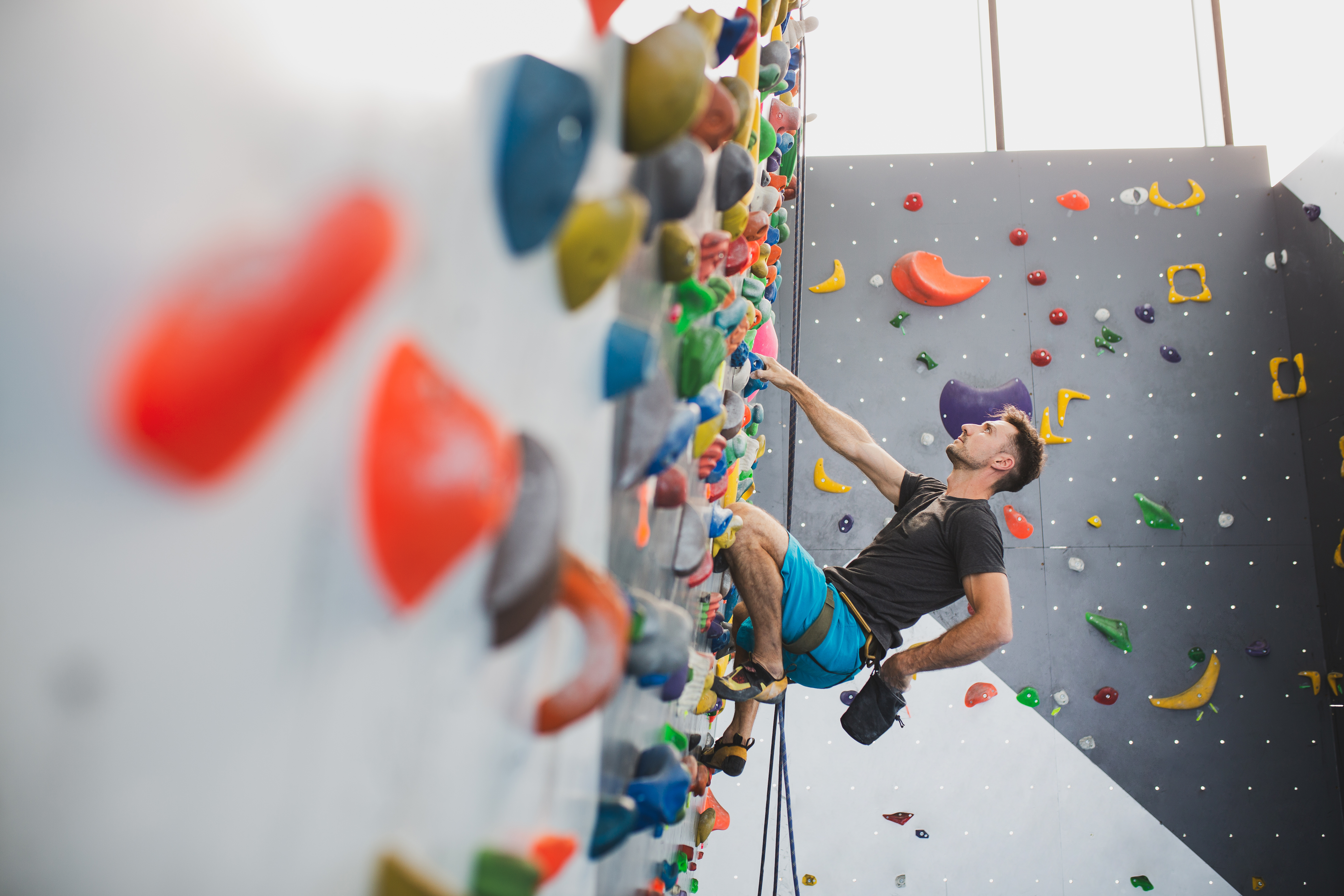 ung person i klatrevegg